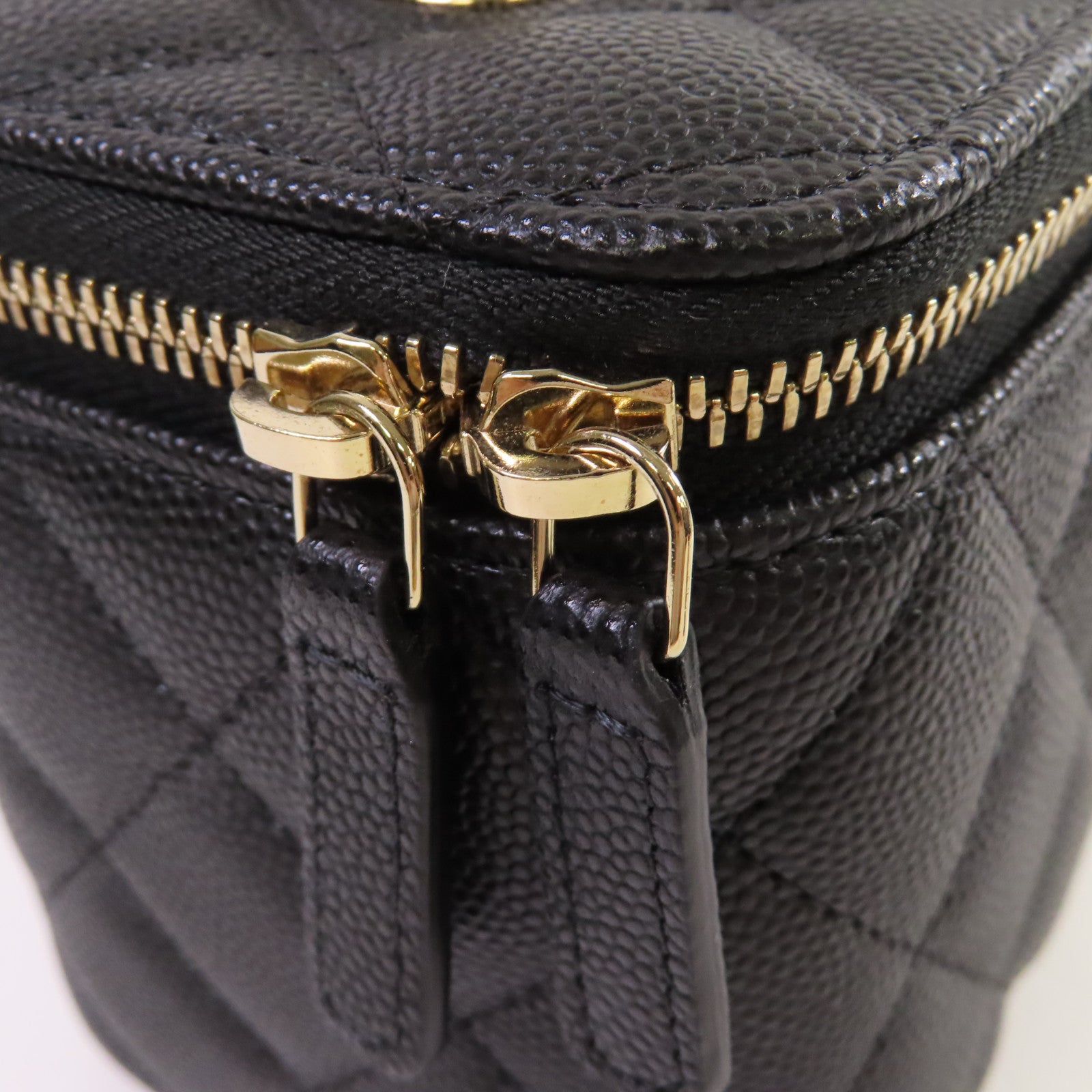 CHANEL 菱格Caviar皮革Vanity Case Shoulder Bag金扣鏈帶肩背袋黑色