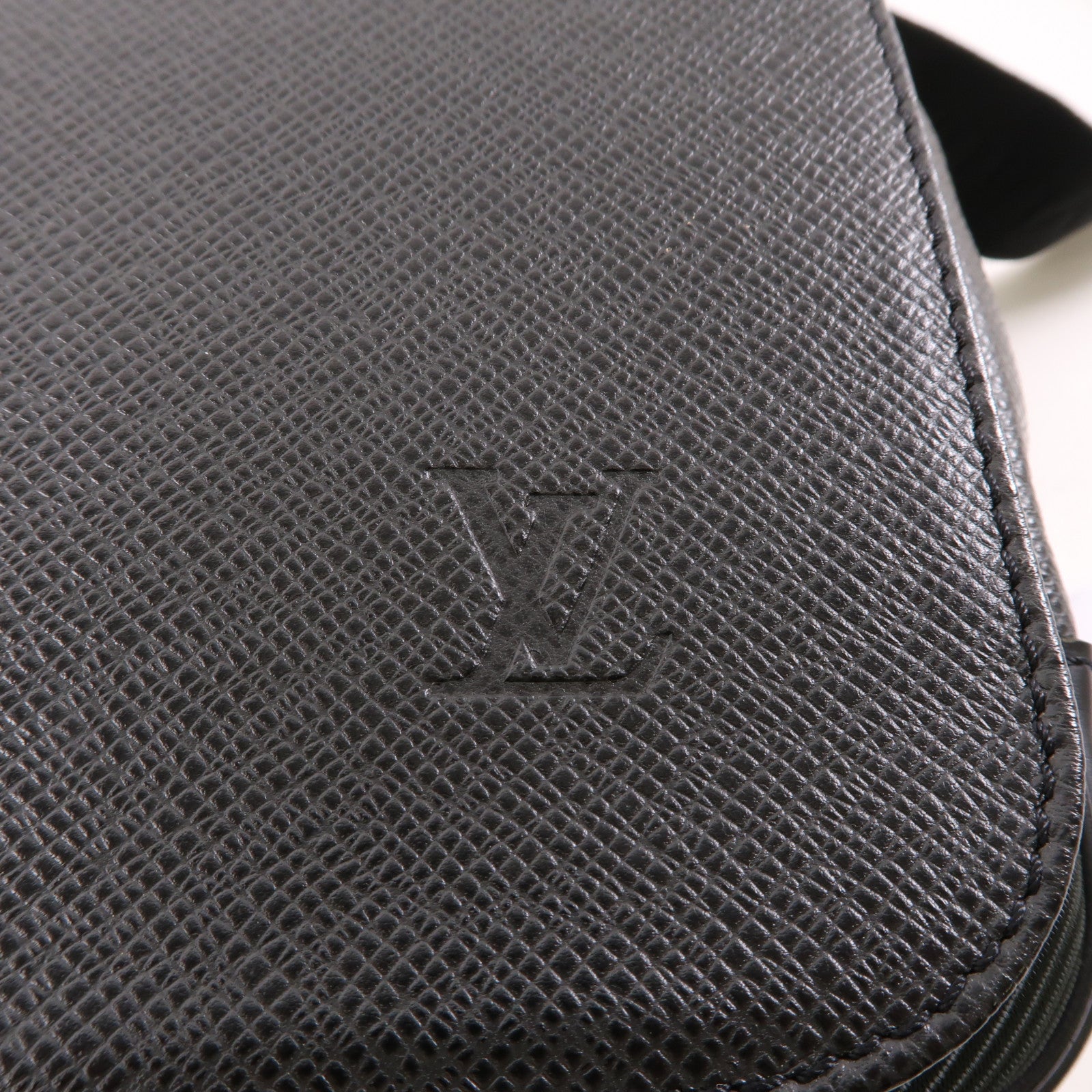 LOUIS VUITTON Taiga Taiga Victor銀扣肩背袋黑色/深綠色