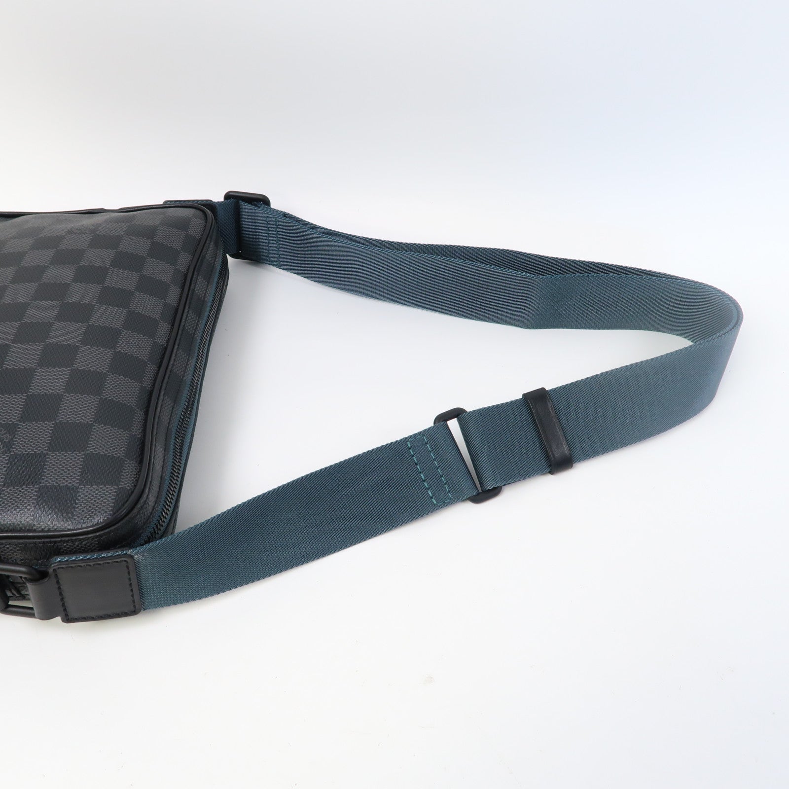 LOUIS VUITTON Damier Graphite Alpha Messenger Bag肩背袋黑色