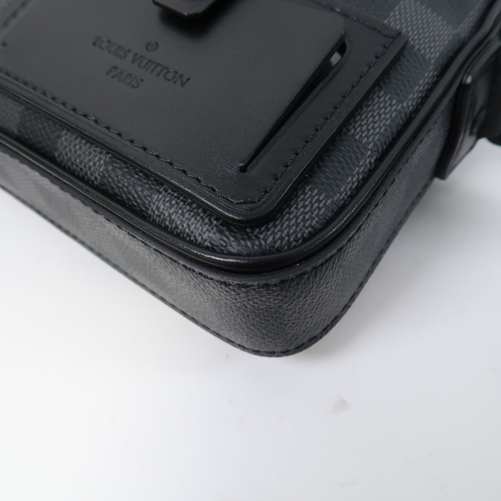 LOUIS VUITTON Damier Graphite Alpha Messenger Bag肩背袋黑色