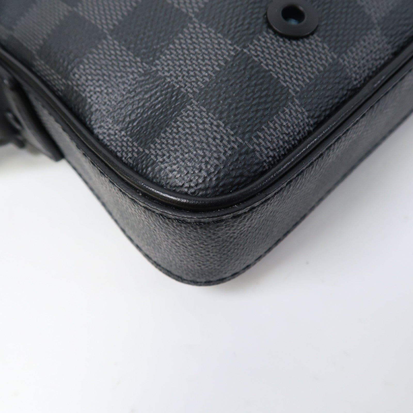 LOUIS VUITTON Damier Graphite Alpha Messenger Bag肩背袋黑色