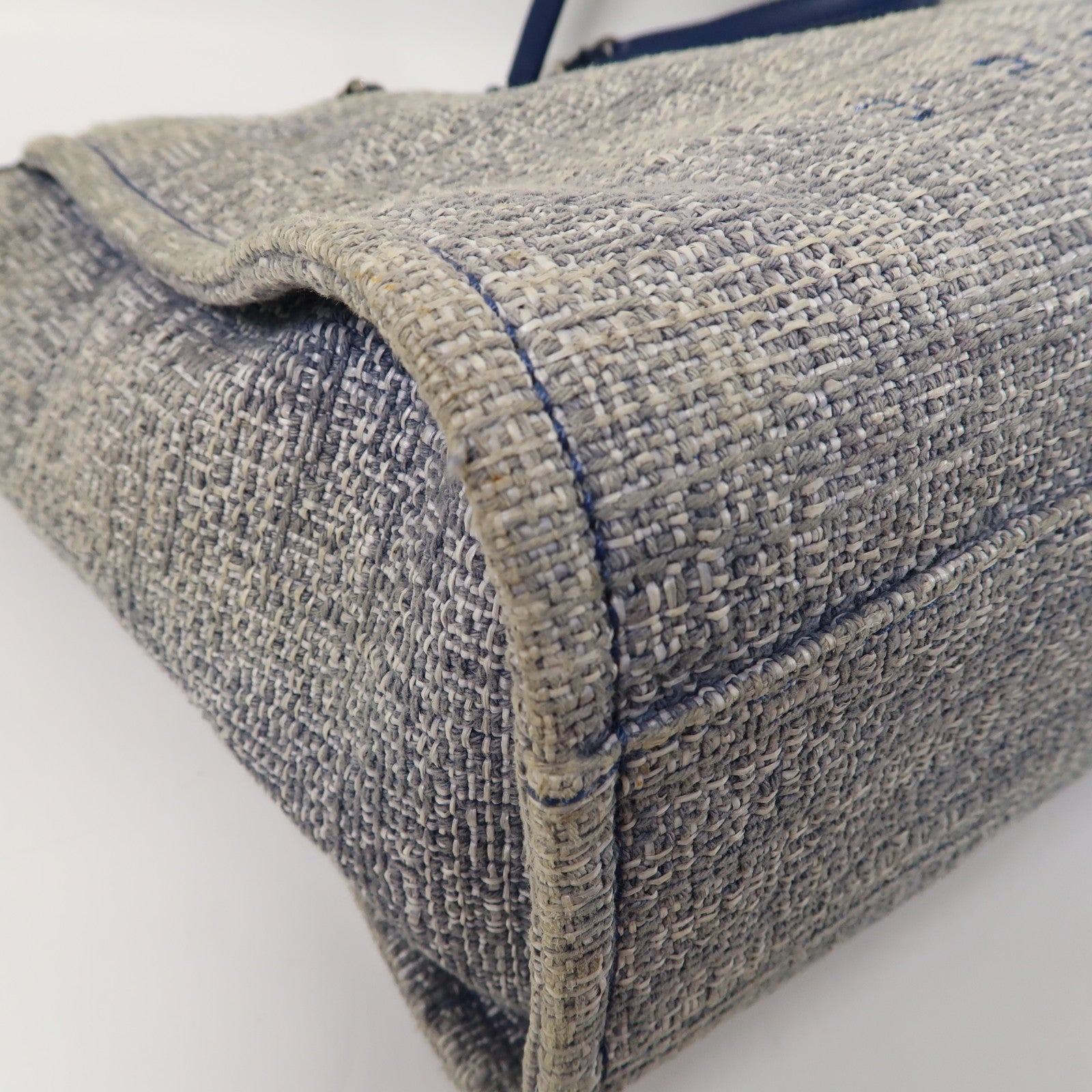 CHANEL 斜紋軟呢Deauville Tote銀扣手挽袋藍色