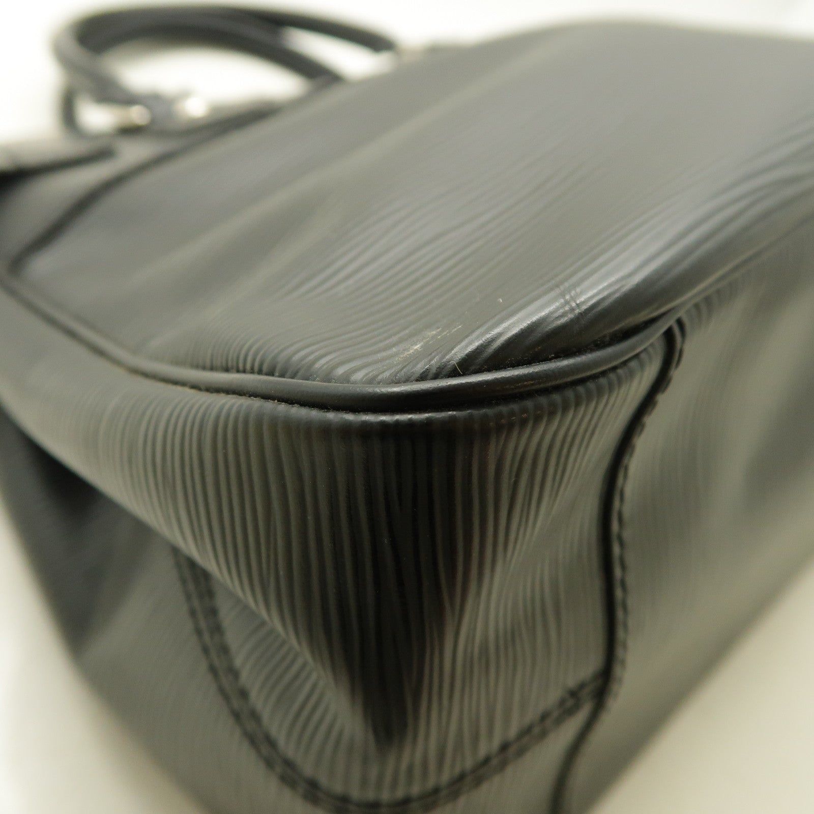 LOUIS VUITTON 【激減優惠】Epi Passy PM銀扣手挽袋黑色