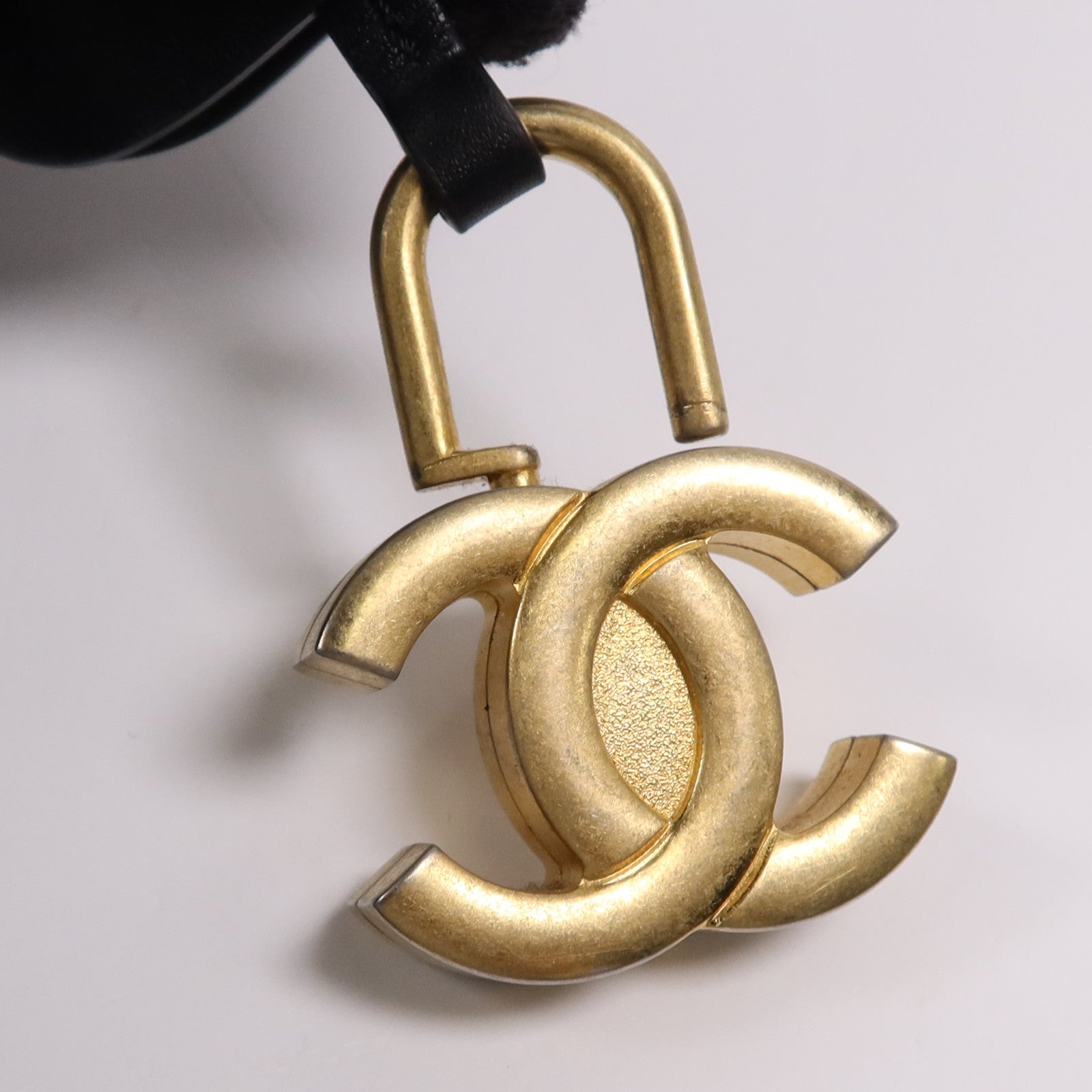 CHANEL 牛皮皮革Filigree Vanity Case金扣鏈帶手挽肩背兩用袋