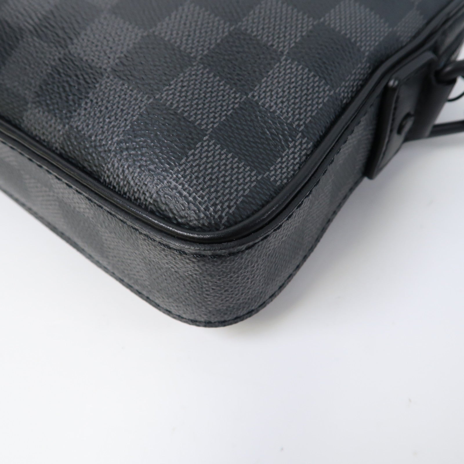 LOUIS VUITTON Damier Graphite Alpha Messenger Bag肩背袋黑色