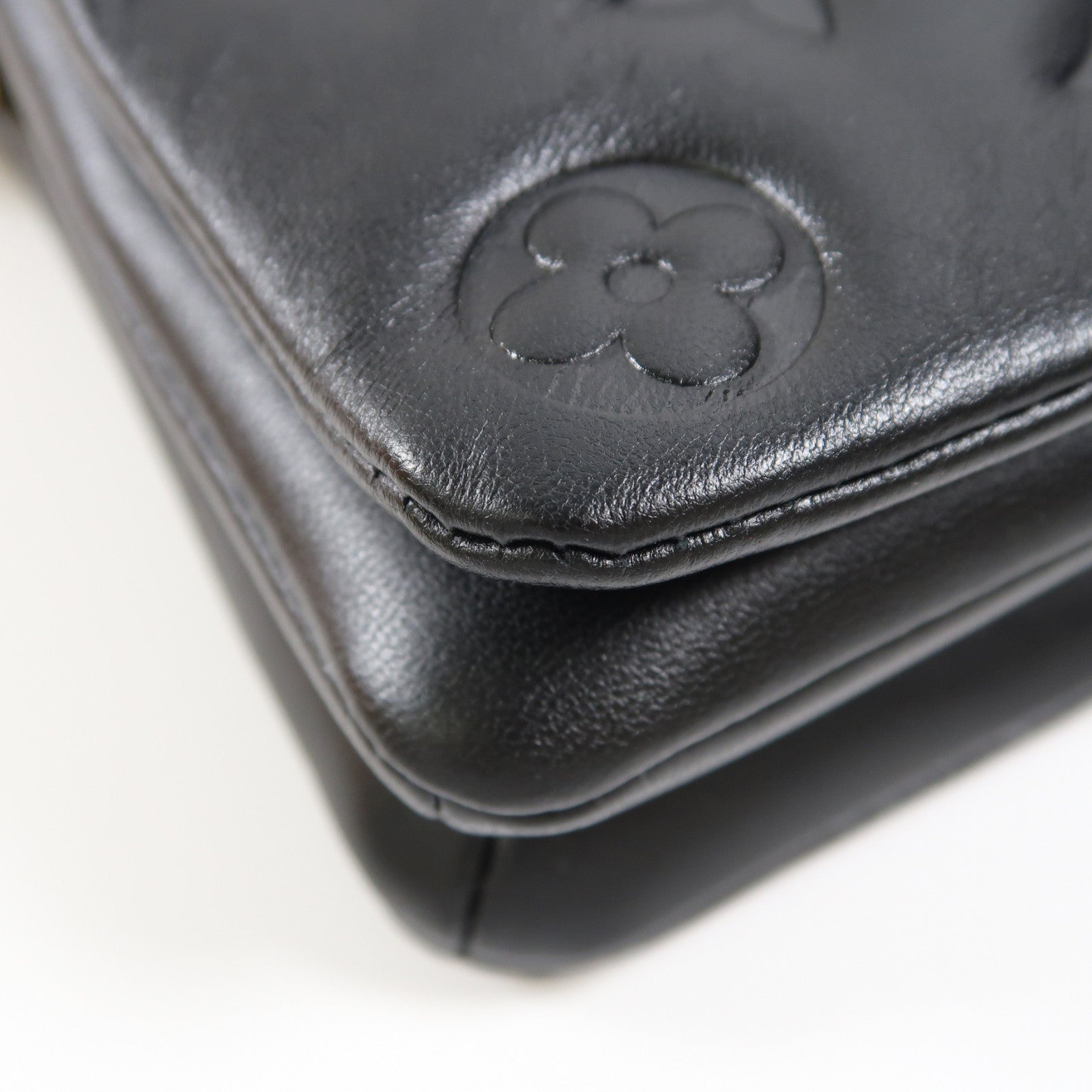 LOUIS VUITTON Monogram Embossed Pochette Coussin金扣鏈帶肩背袋黑色