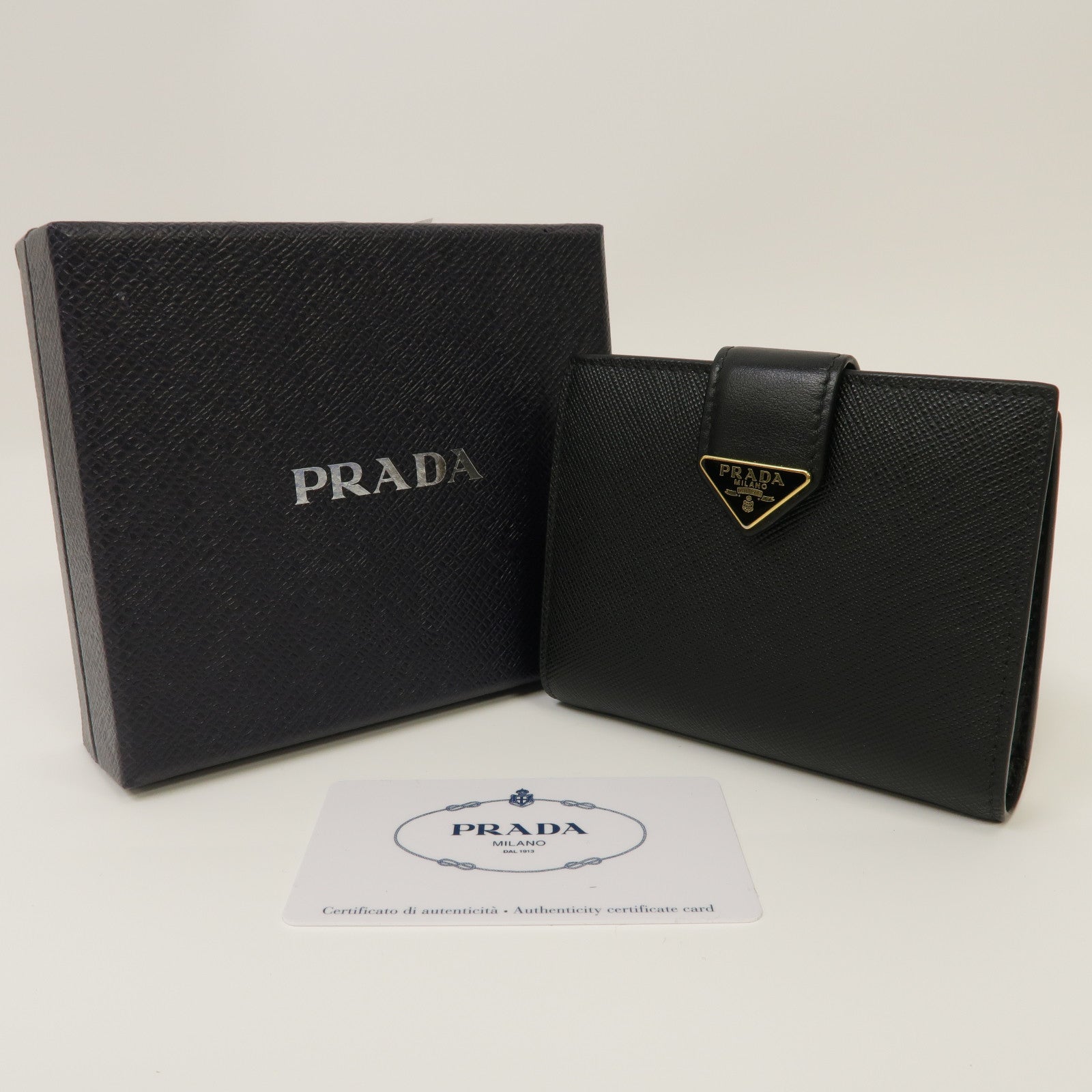PRADA Saffiano皮革Small Wallet金扣鈕扣錢包黑色