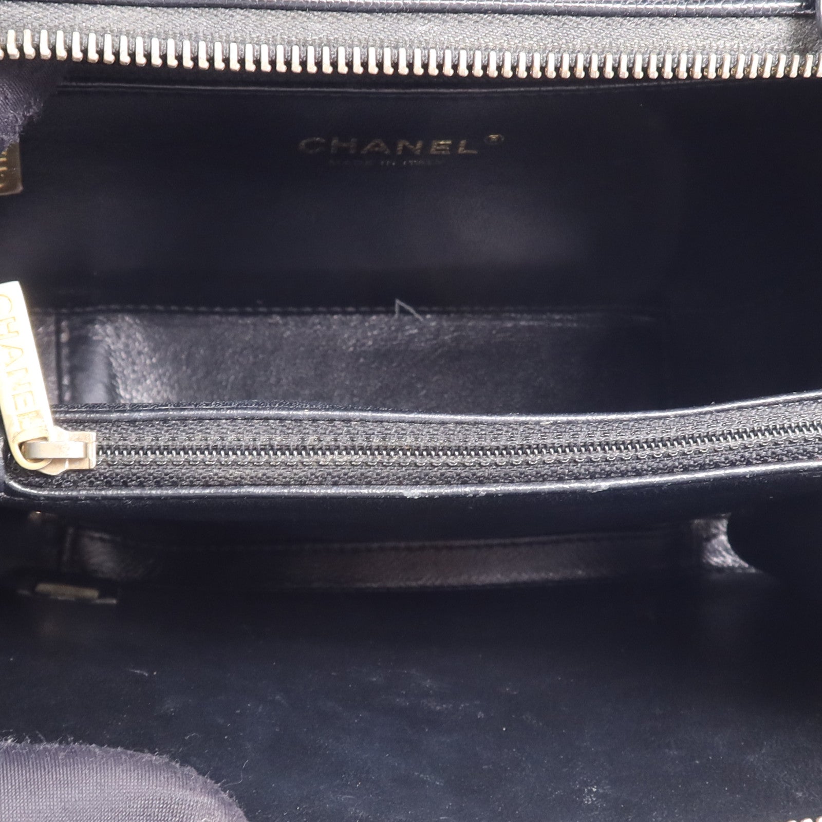 CHANEL 牛皮皮革Filigree Vanity Case金扣鏈帶手挽肩背兩用袋