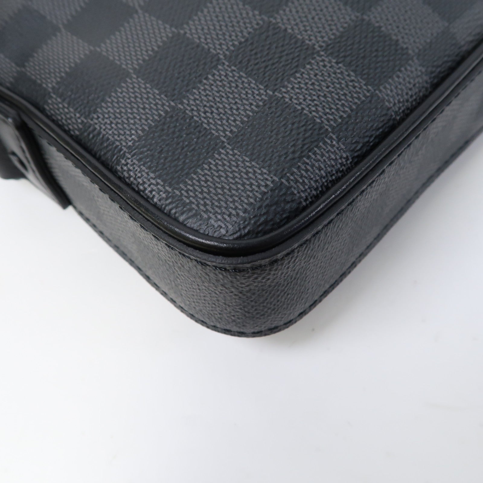 LOUIS VUITTON Damier Graphite Alpha Messenger Bag肩背袋黑色