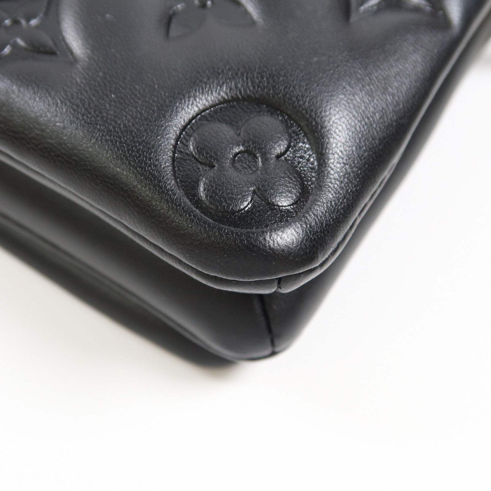 LOUIS VUITTON Monogram Embossed Pochette Coussin金扣鏈帶肩背袋黑色