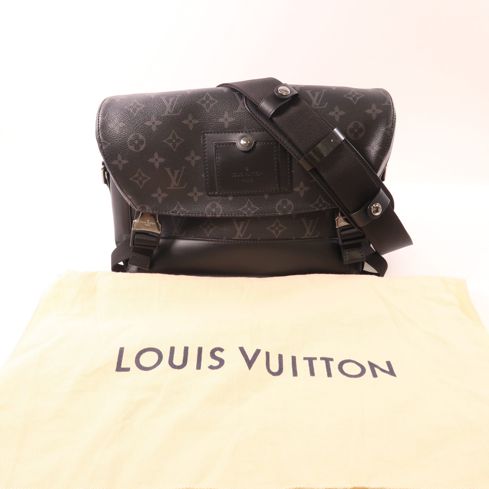 LOUIS VUITTON Monogram Eclipse Messenger PM Voyager銀扣肩背袋