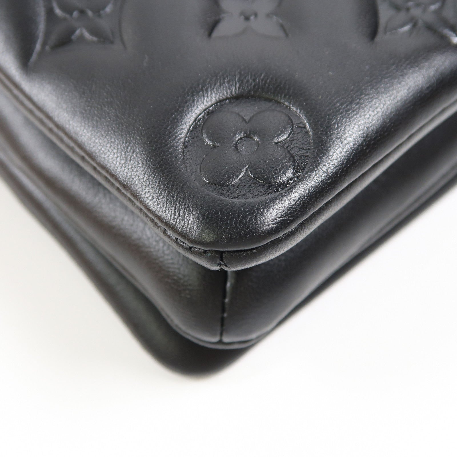 LOUIS VUITTON Monogram Embossed Pochette Coussin金扣鏈帶肩背袋黑色