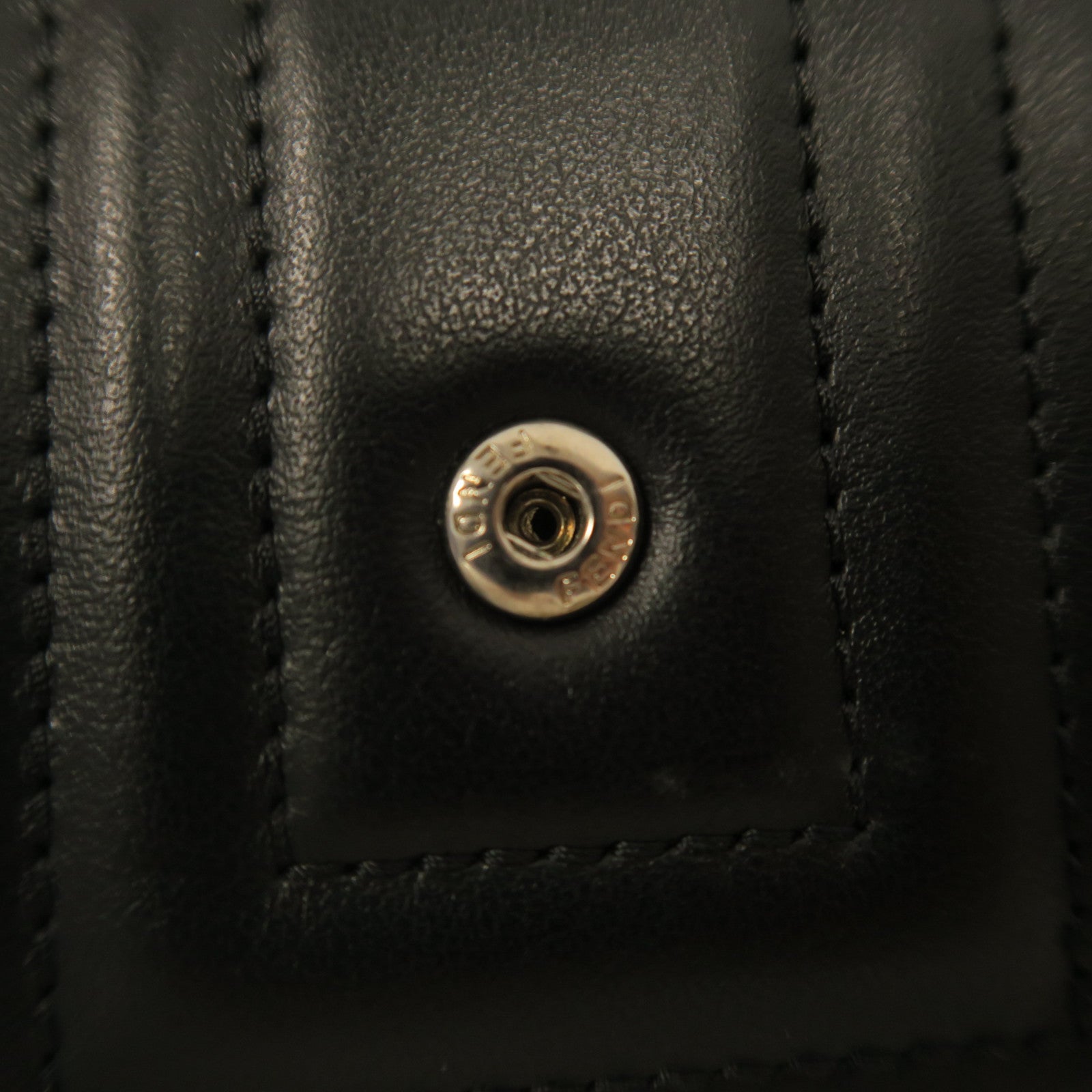FENDI 【激減優惠】牛皮皮革Wallet銀扣長錢包黑色