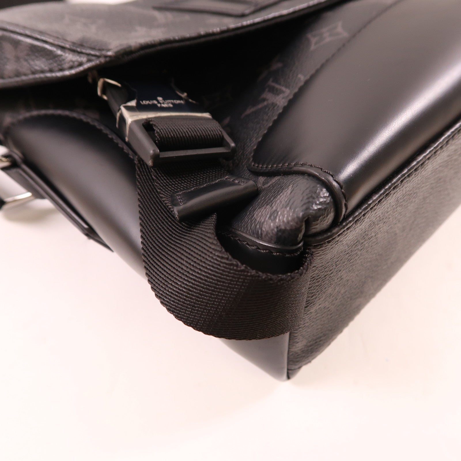 LOUIS VUITTON Monogram Eclipse Messenger PM Voyager銀扣肩背袋
