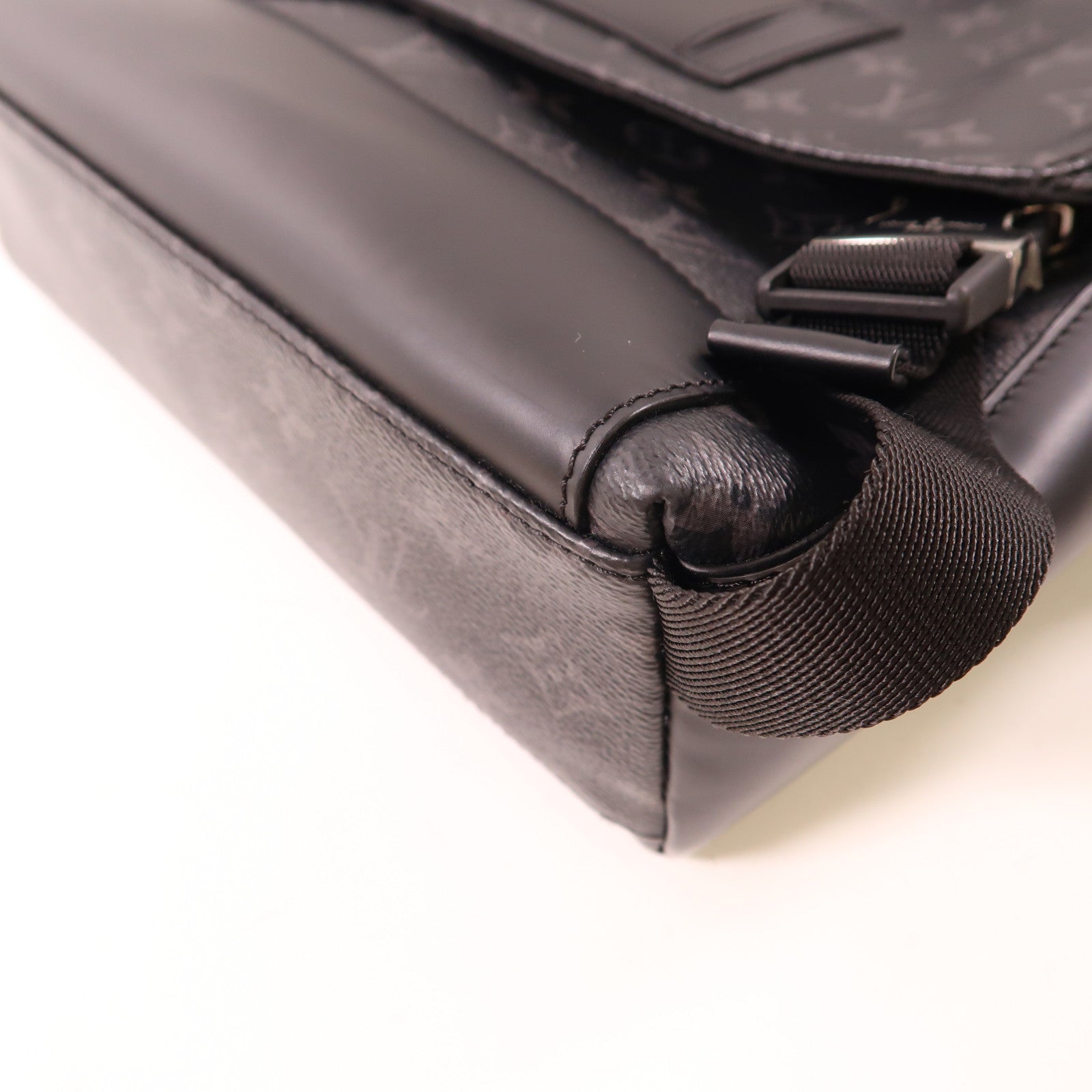 LOUIS VUITTON Monogram Eclipse Messenger PM Voyager銀扣肩背袋