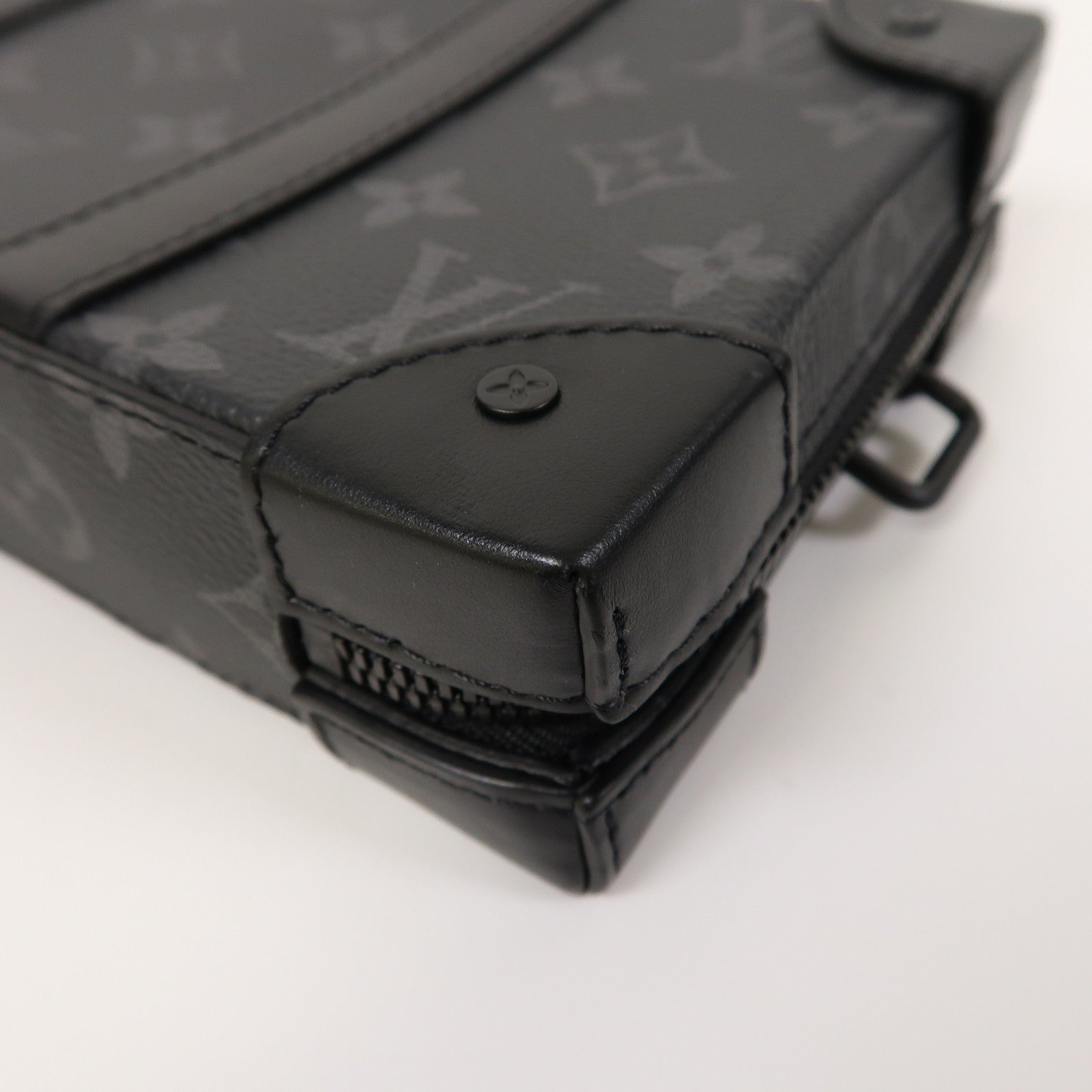 LOUIS VUITTON Monogram Eclipse Soft Trunk Wallet肩背袋黑色