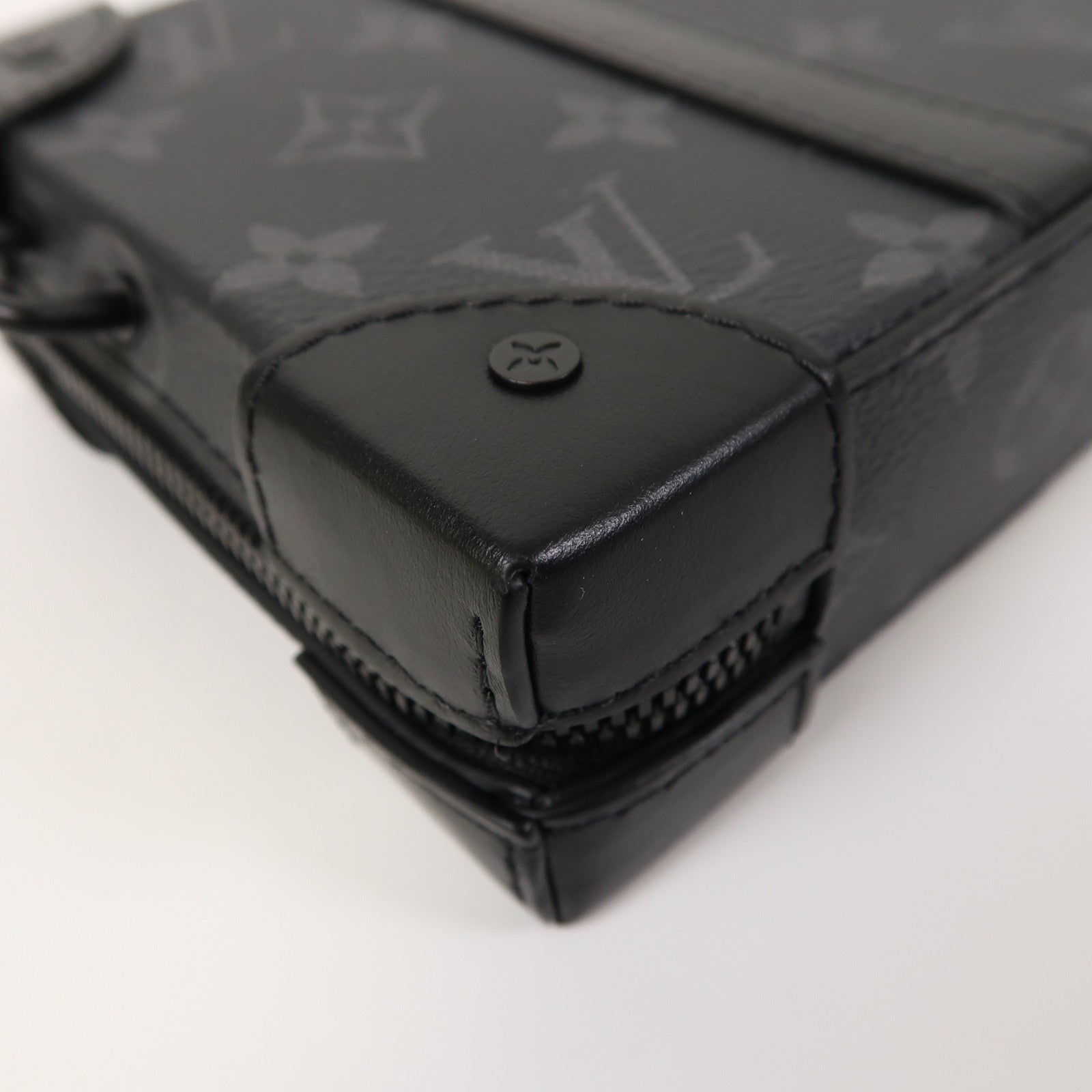 LOUIS VUITTON Monogram Eclipse Soft Trunk Wallet肩背袋黑色