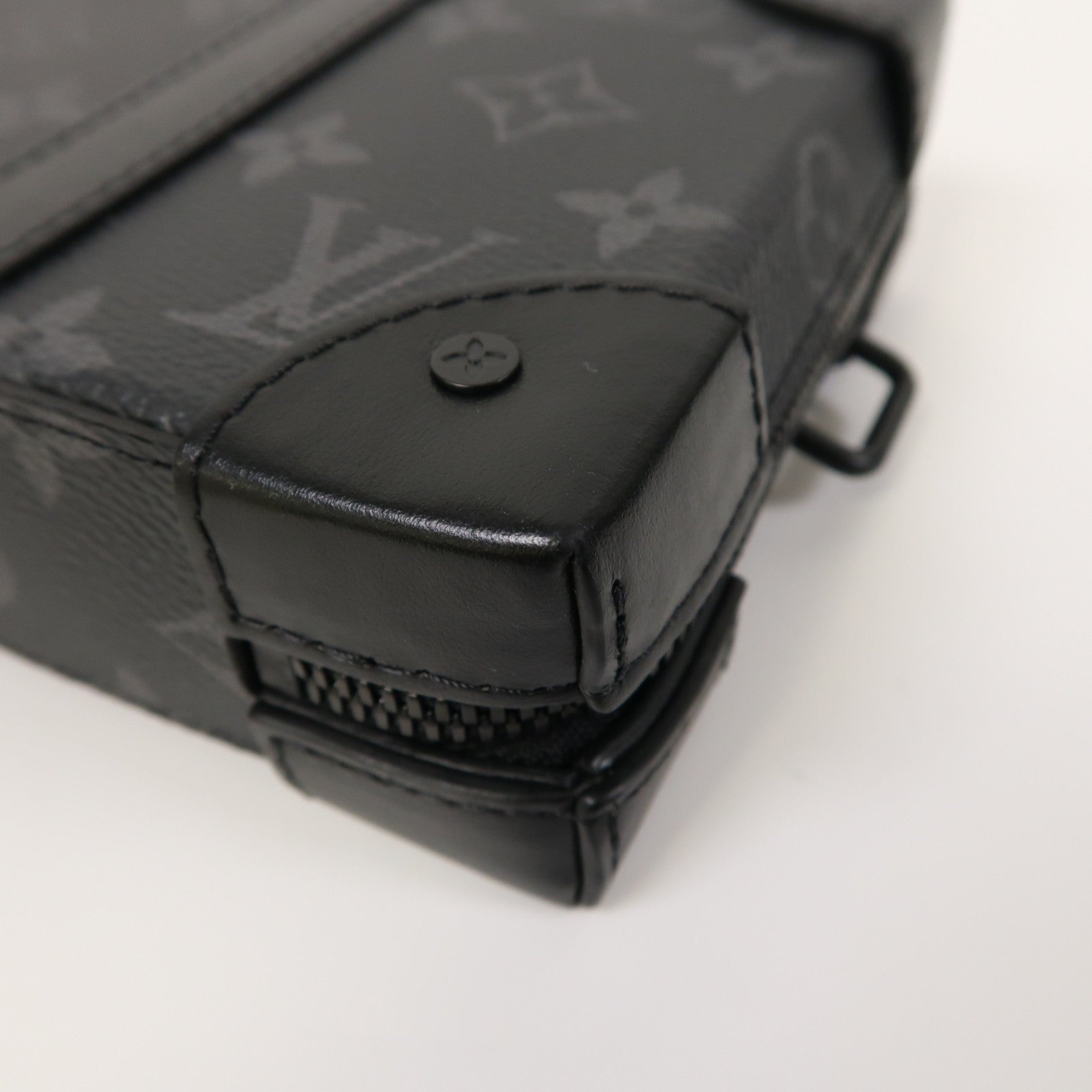 LOUIS VUITTON Monogram Eclipse Soft Trunk Wallet肩背袋黑色