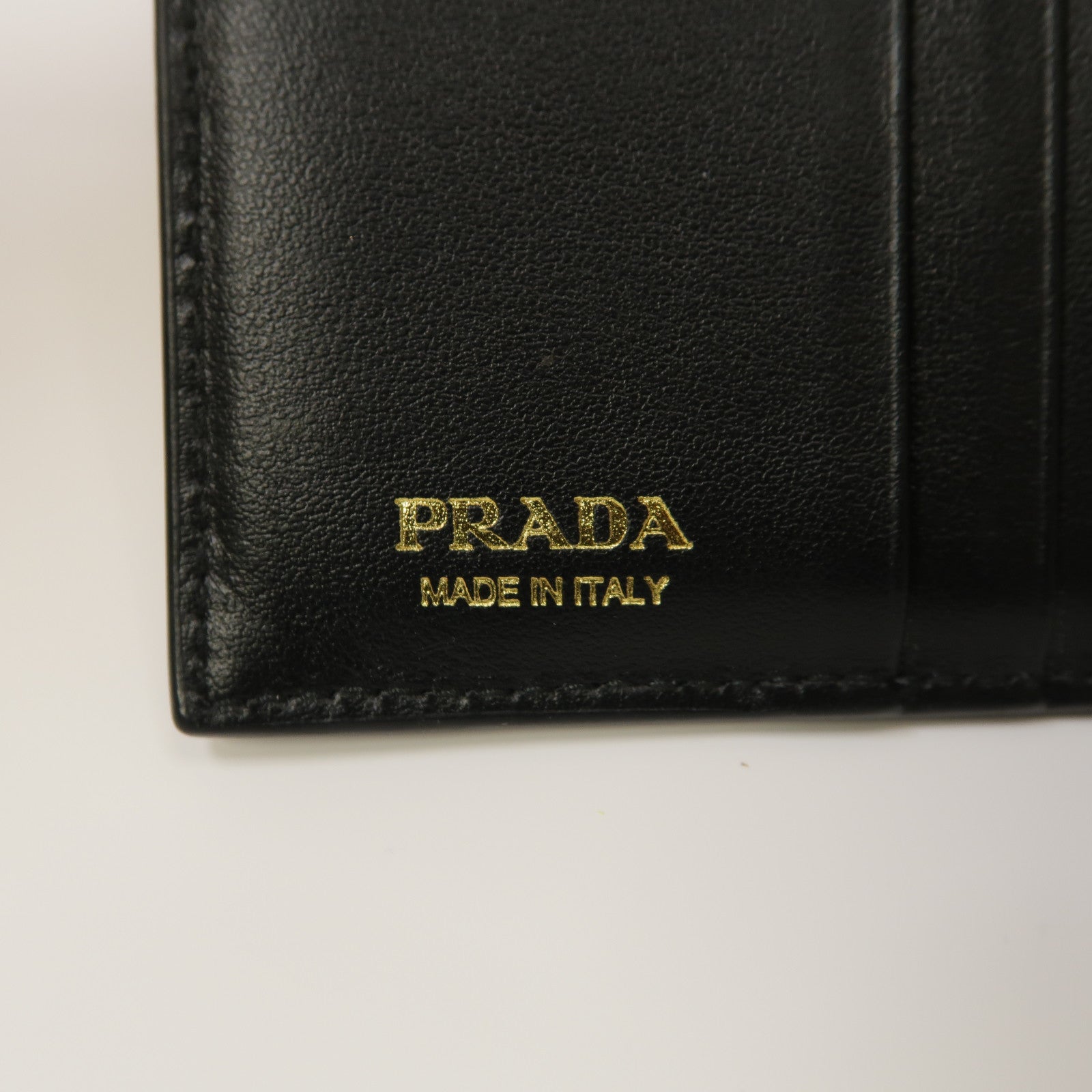 PRADA Saffiano皮革Small Wallet金扣鈕扣錢包黑色