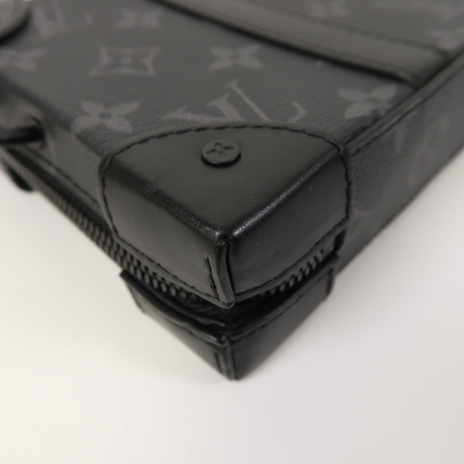 LOUIS VUITTON Monogram Eclipse Soft Trunk Wallet肩背袋黑色