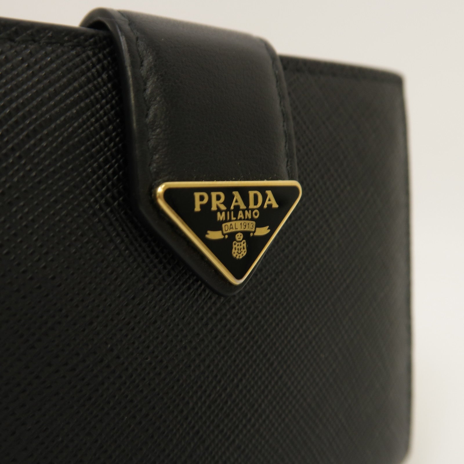 PRADA Saffiano皮革Small Wallet金扣鈕扣錢包黑色