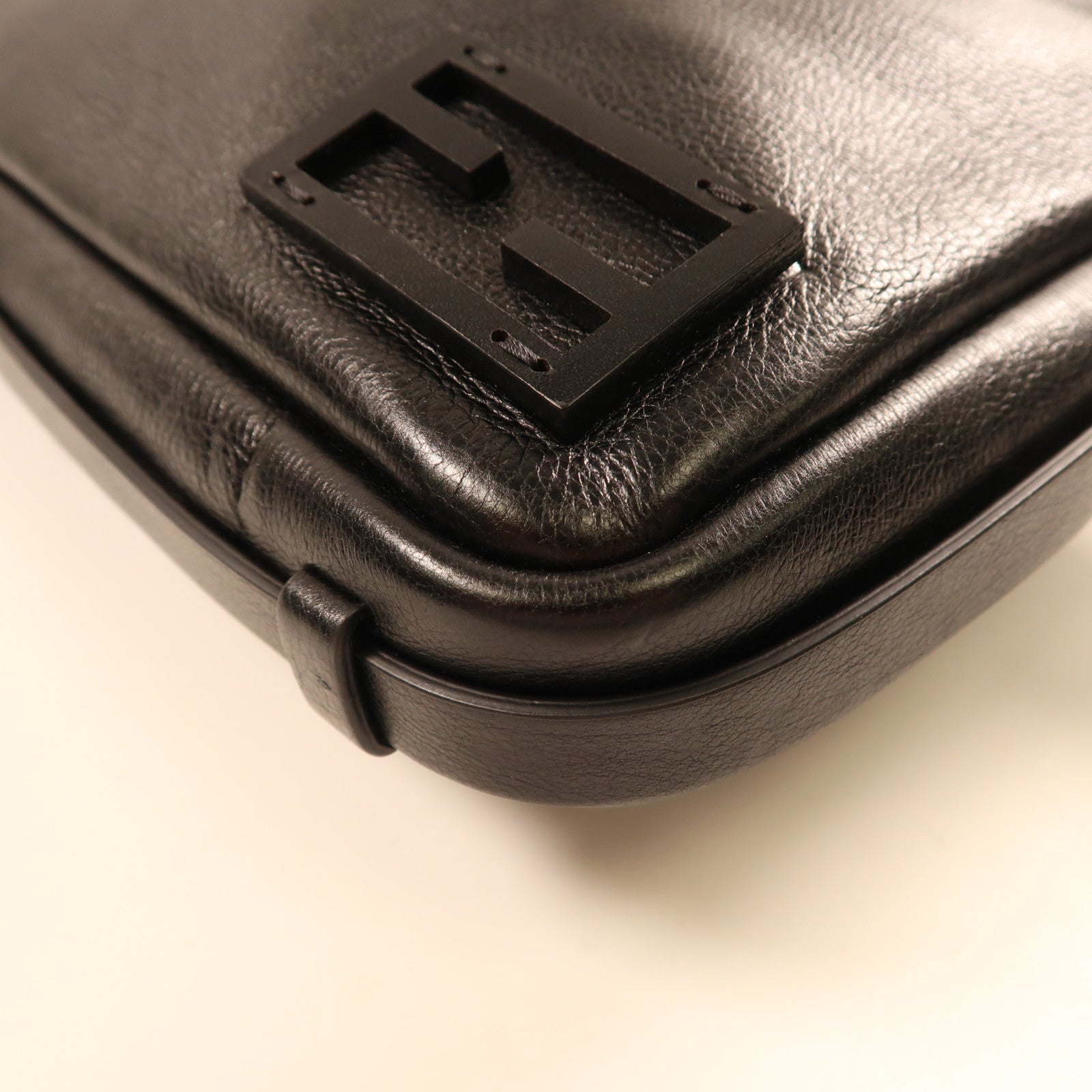 FENDI 牛皮皮革Shoulder Bag銀扣肩背袋黑色