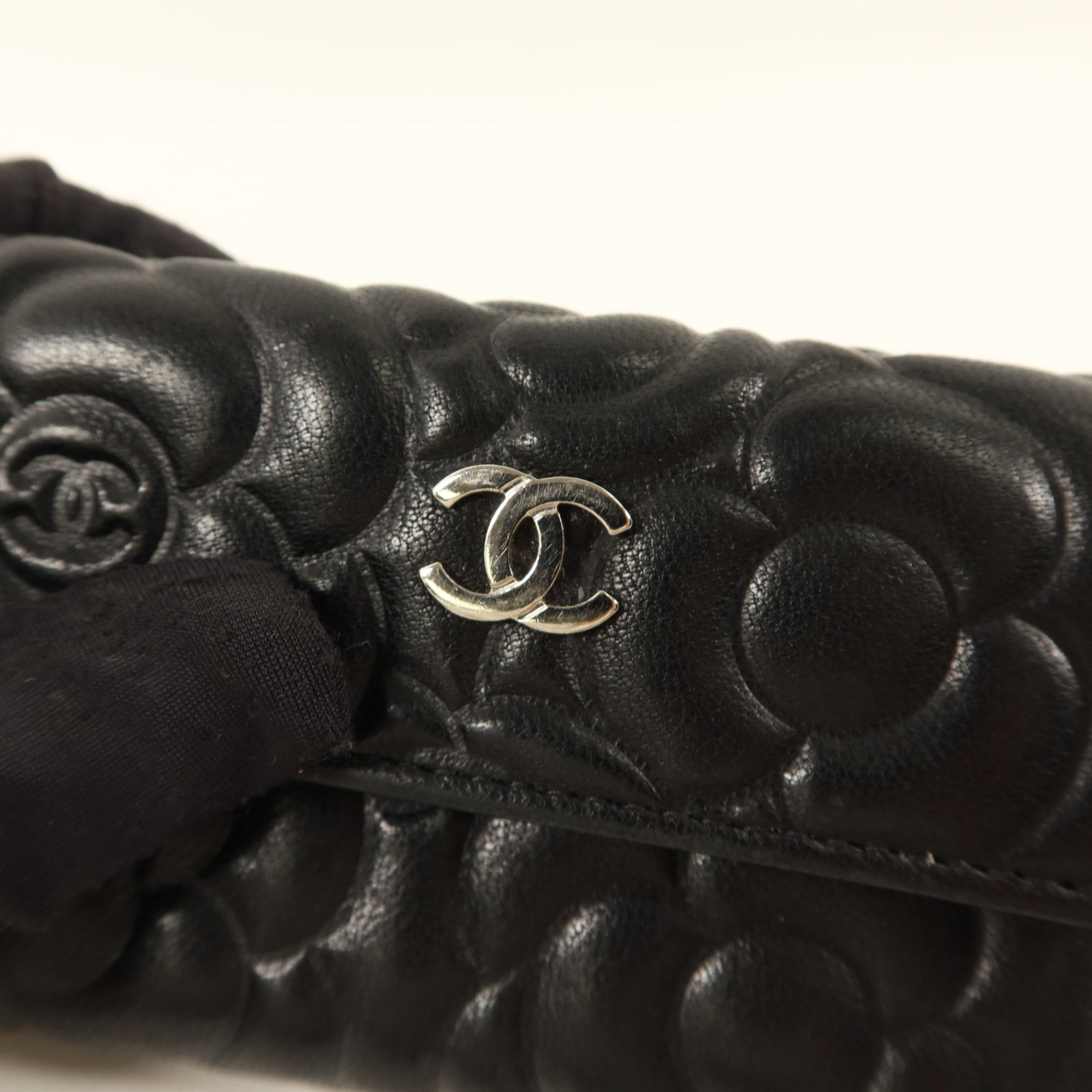 CHANEL 牛皮皮革Camellia Embossed Key Pouch鎖匙包