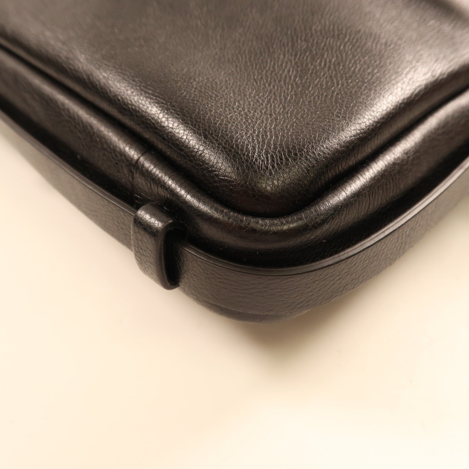 FENDI 牛皮皮革Shoulder Bag銀扣肩背袋黑色