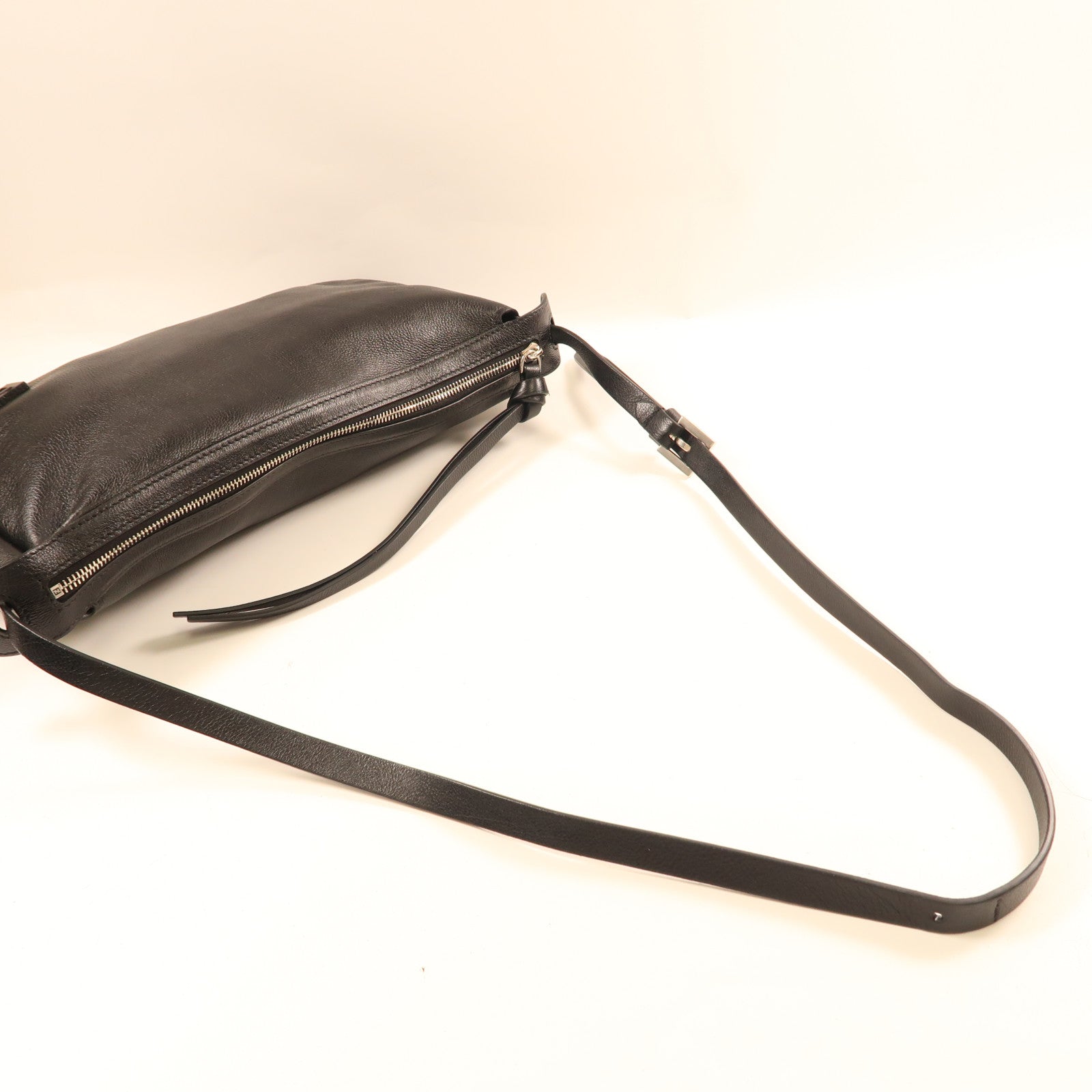 FENDI 牛皮皮革Shoulder Bag銀扣肩背袋黑色