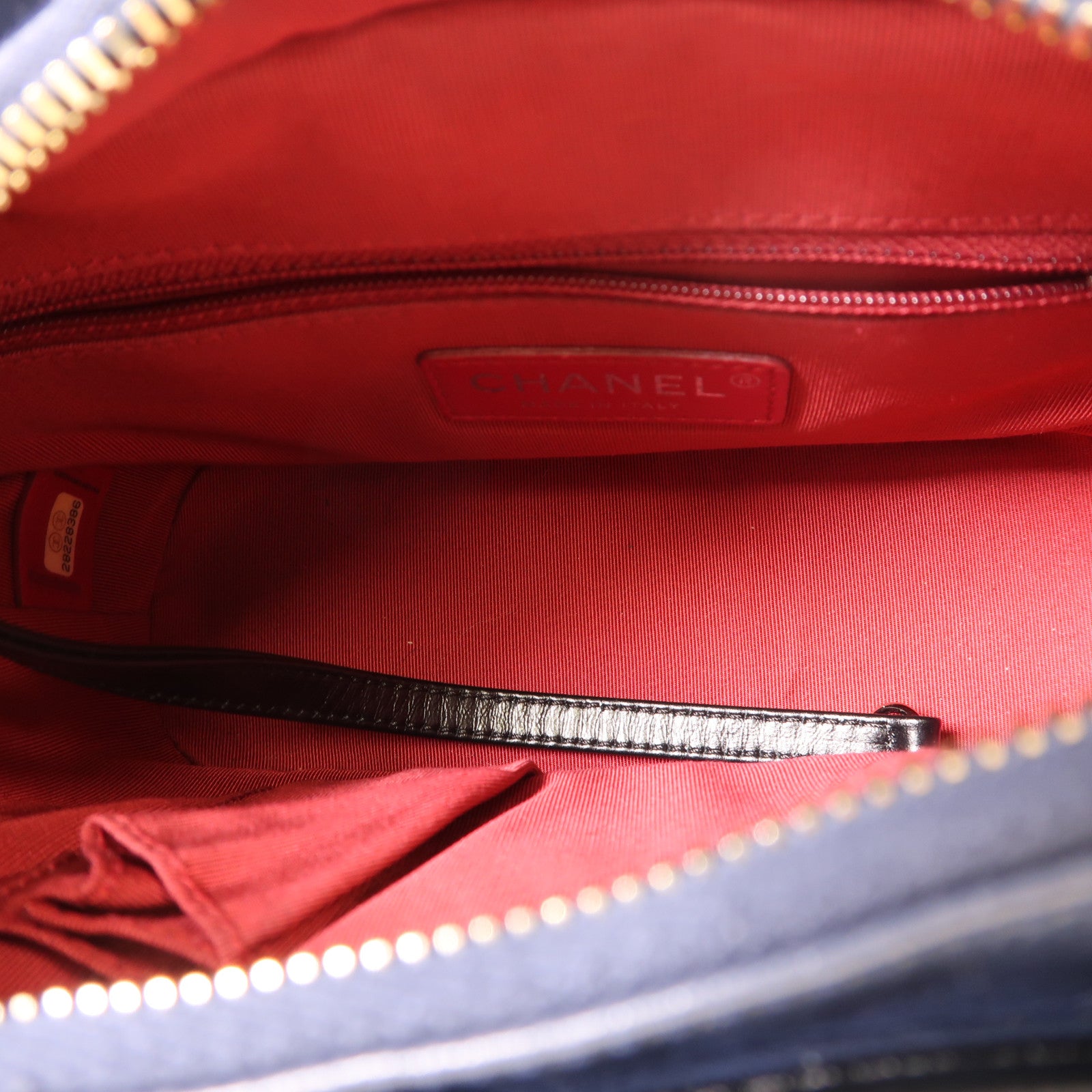 CHANEL 牛皮皮革Gabrielle鏈帶肩背袋深藍色/黑色