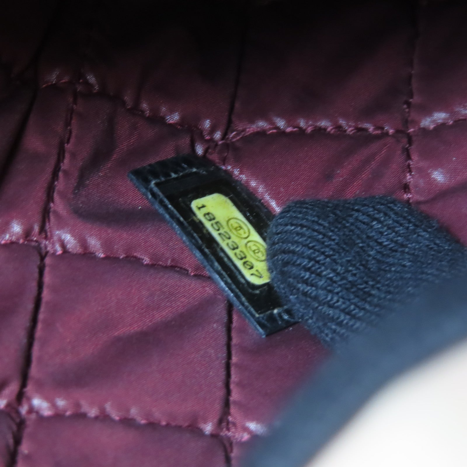 CHANEL 菱格Caviar皮革Classic Pouch金扣手拿包黑色