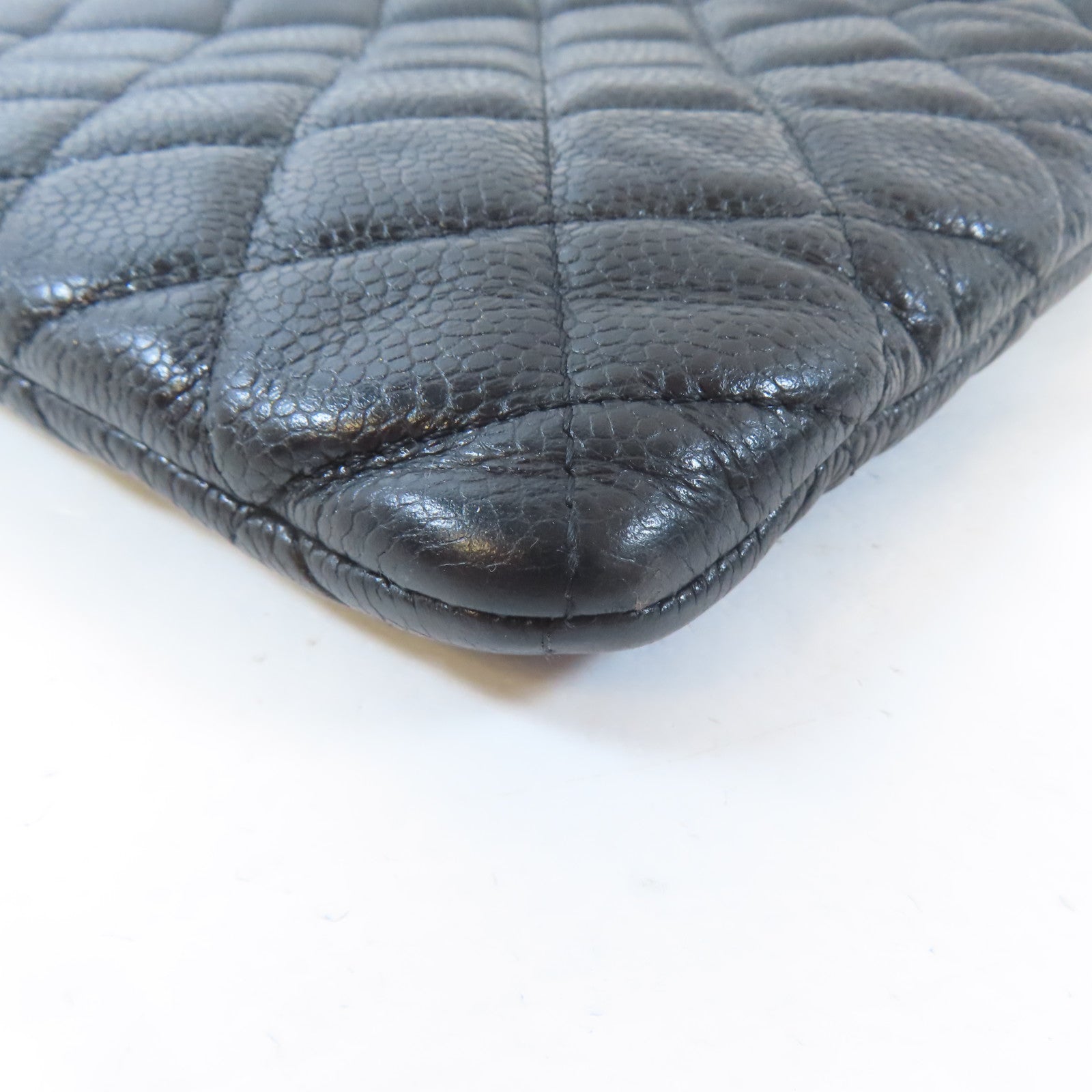 CHANEL 菱格Caviar皮革Classic Pouch金扣手拿包黑色