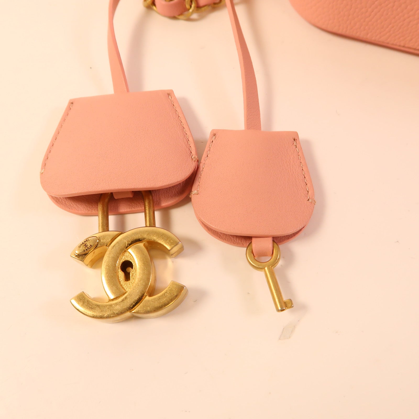 CHANEL 牛皮皮革Vanity Case金扣手挽肩背兩用袋