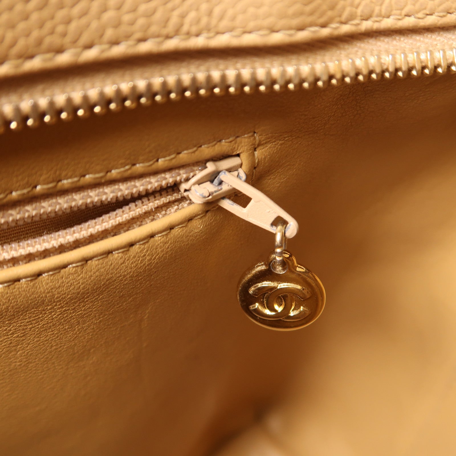 CHANEL 牛皮皮革Medallion Tote Bag金扣肩背袋