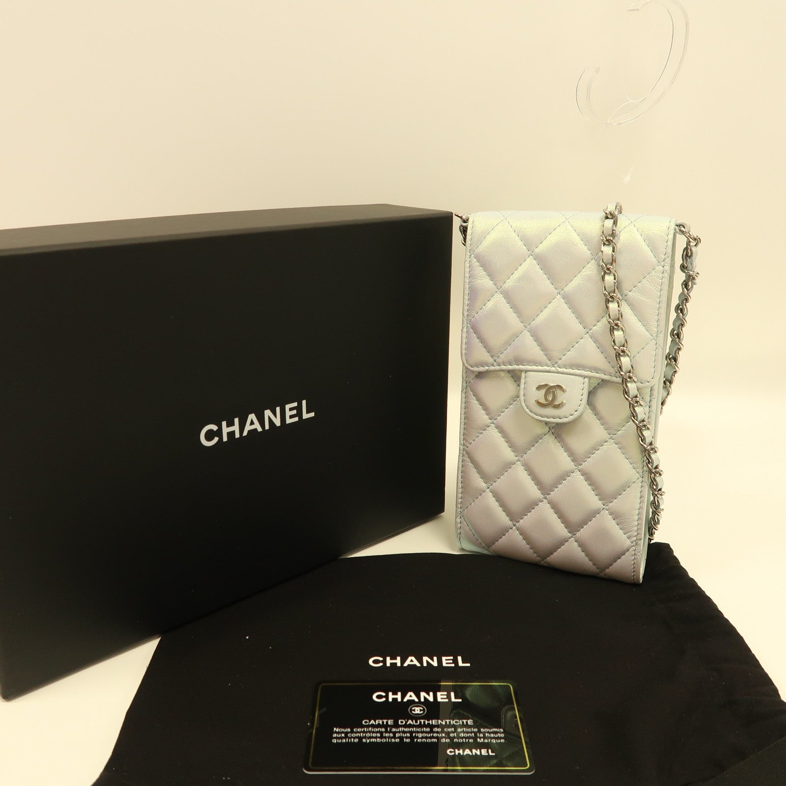 CHANEL 【激減優惠】菱格羊皮皮革Phone Case銀扣肩背袋珍珠灰色