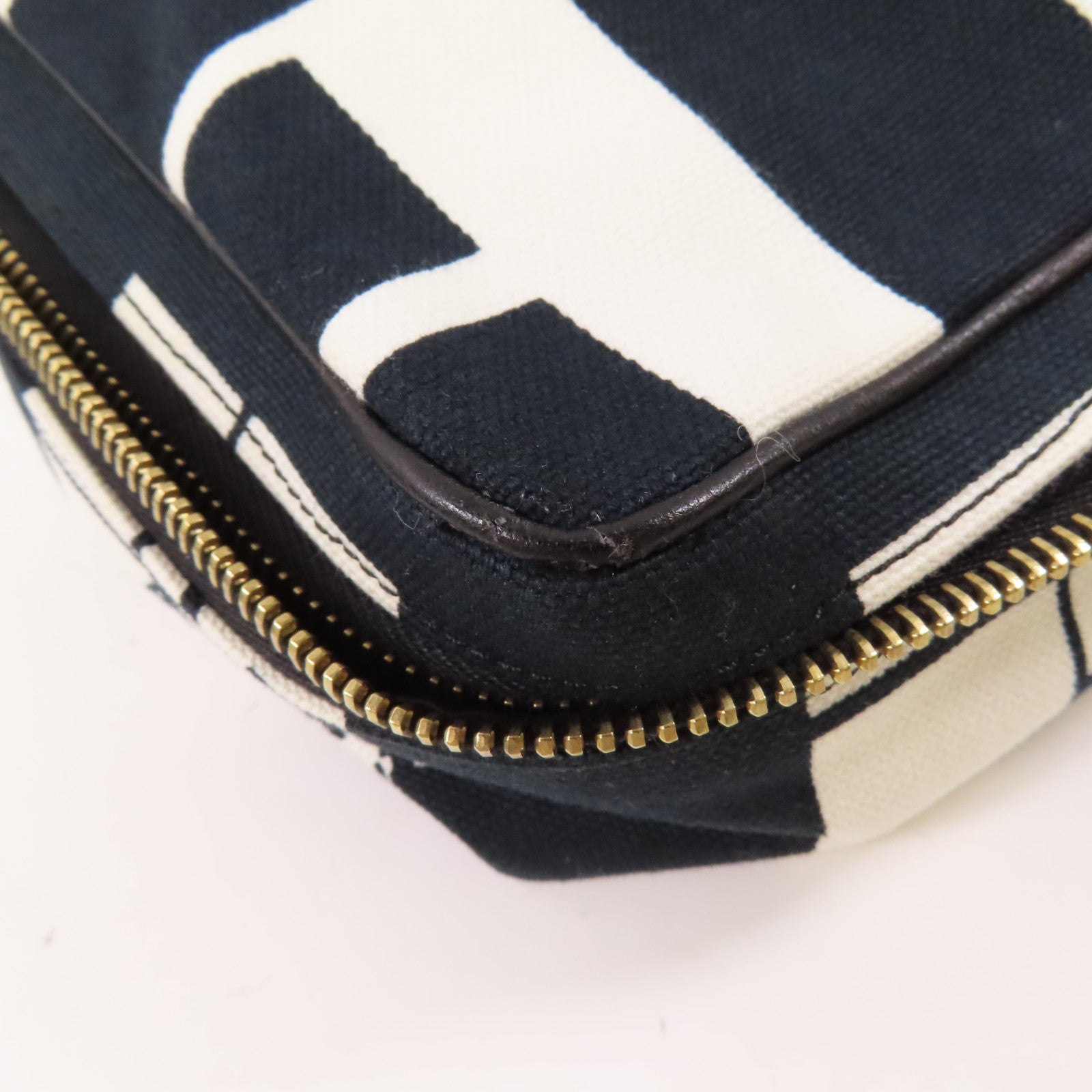 CHANEL 【激減優惠】帆布Cosmetic Pouch金扣小袋