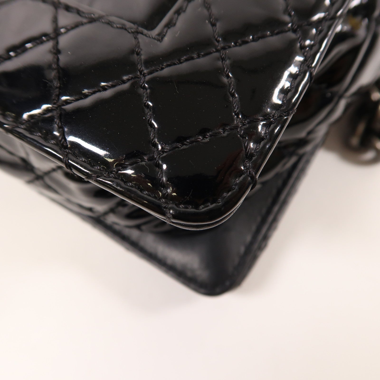 CHANEL 漆皮皮革Boy 25銀扣鏈帶肩背袋