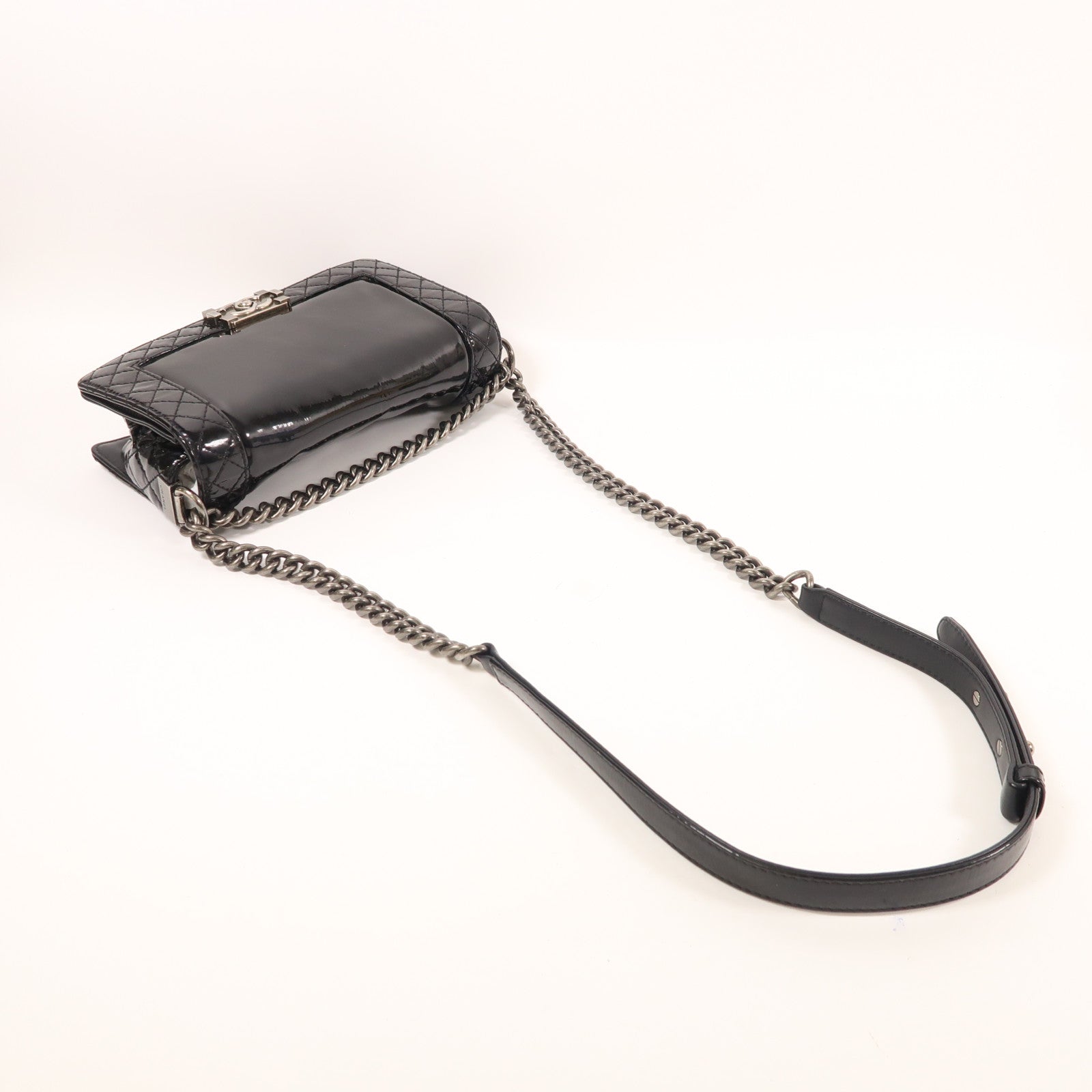 CHANEL 漆皮皮革Boy 25銀扣鏈帶肩背袋