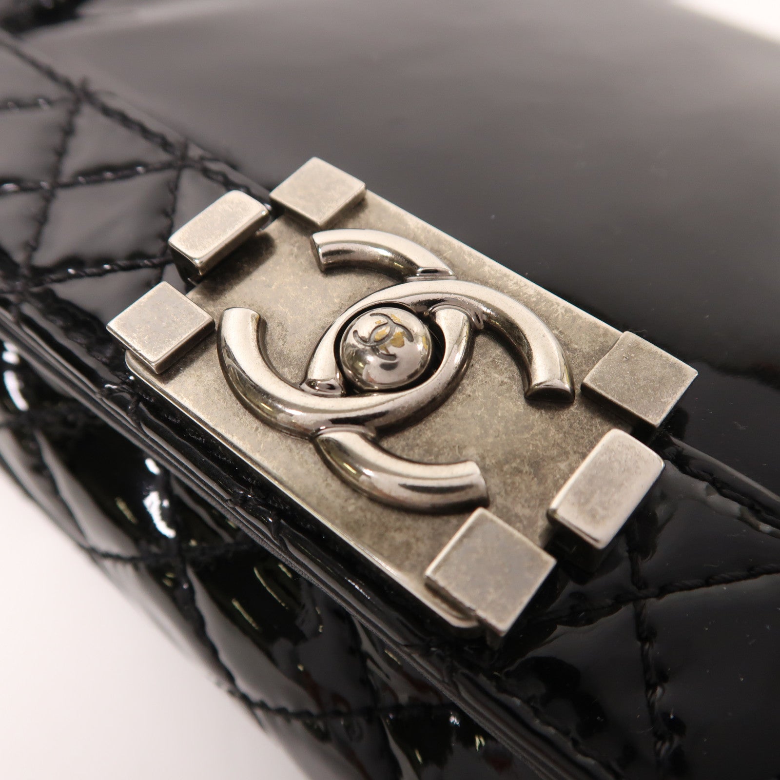 CHANEL 漆皮皮革Boy 25銀扣鏈帶肩背袋