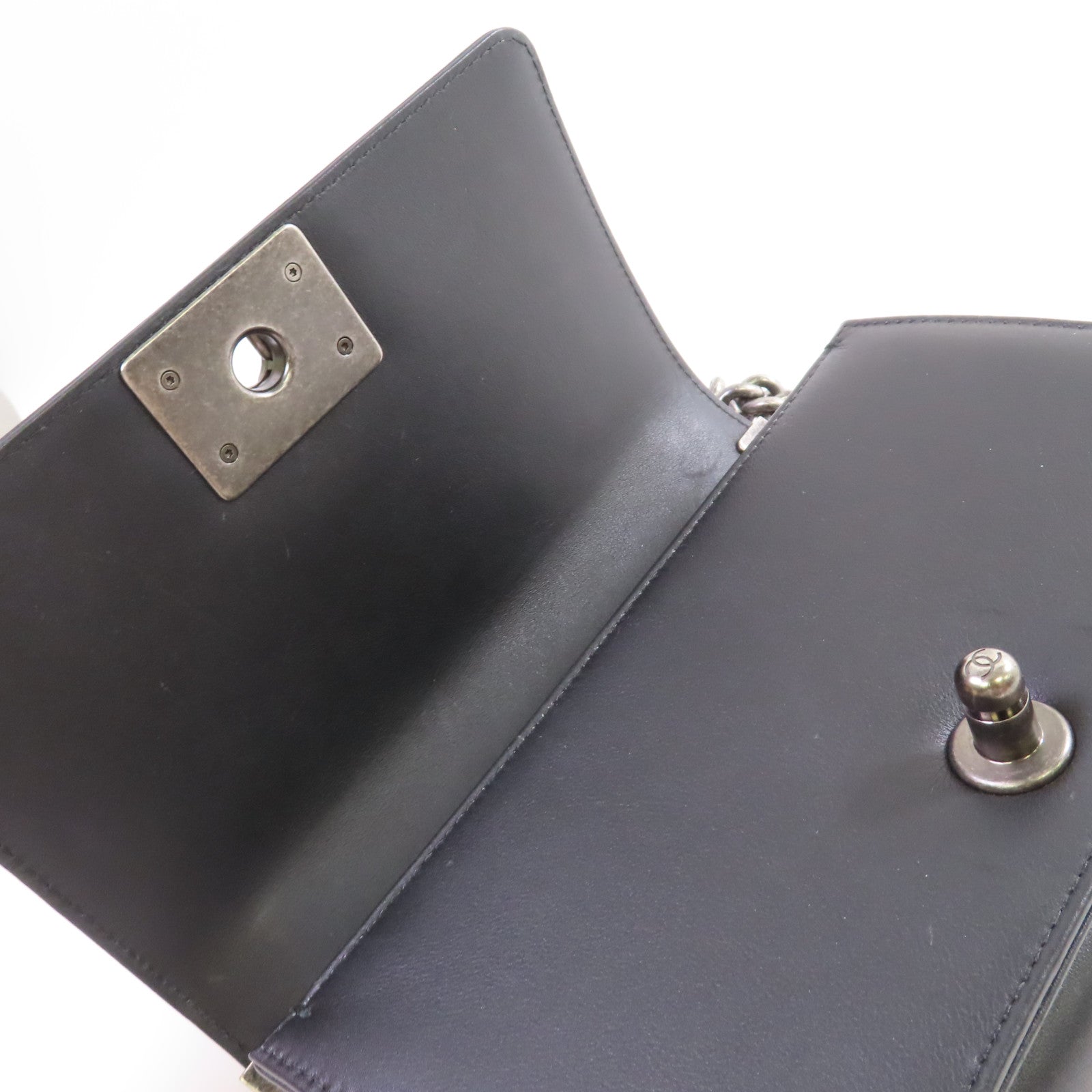 CHANEL 斜紋羊皮皮革Le Boy 20 Chain Shoulder Bag銀扣鏈帶肩背袋黑色