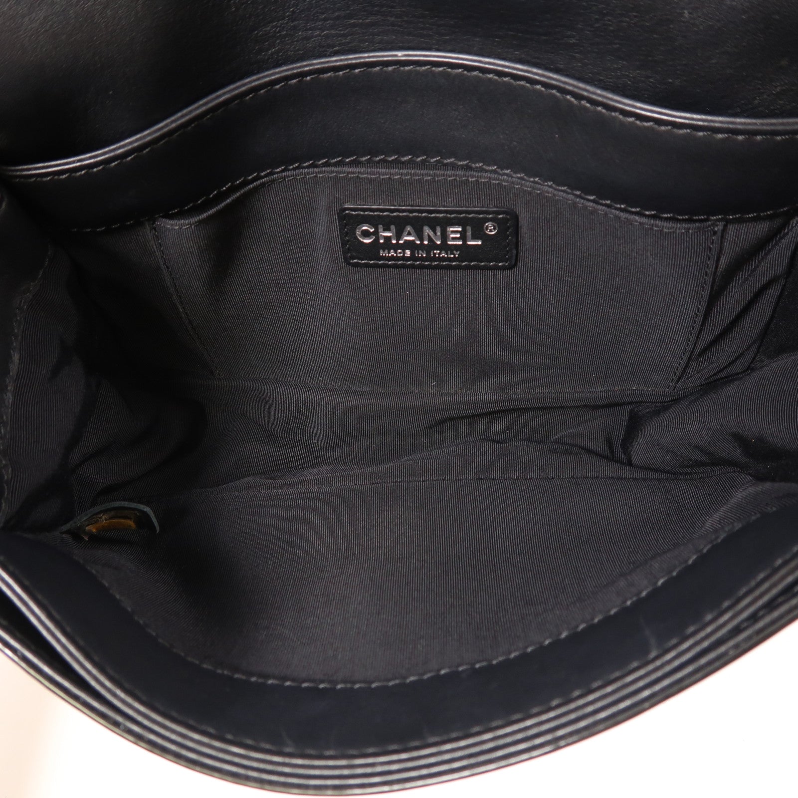 CHANEL 漆皮皮革Boy 25銀扣鏈帶肩背袋