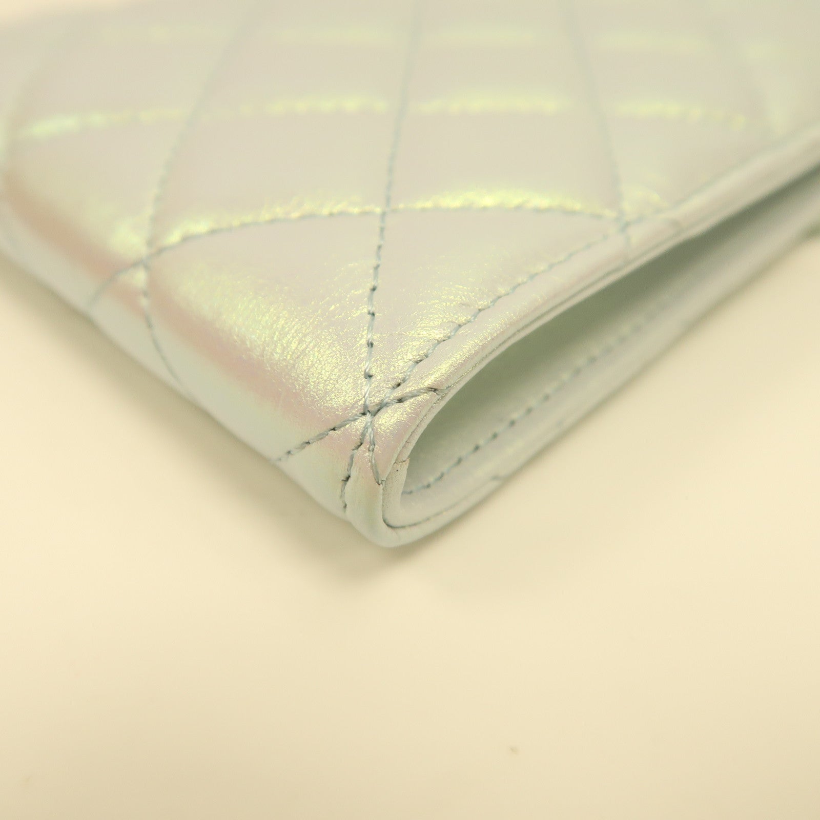 CHANEL 【激減優惠】菱格羊皮皮革Phone Case銀扣肩背袋珍珠灰色