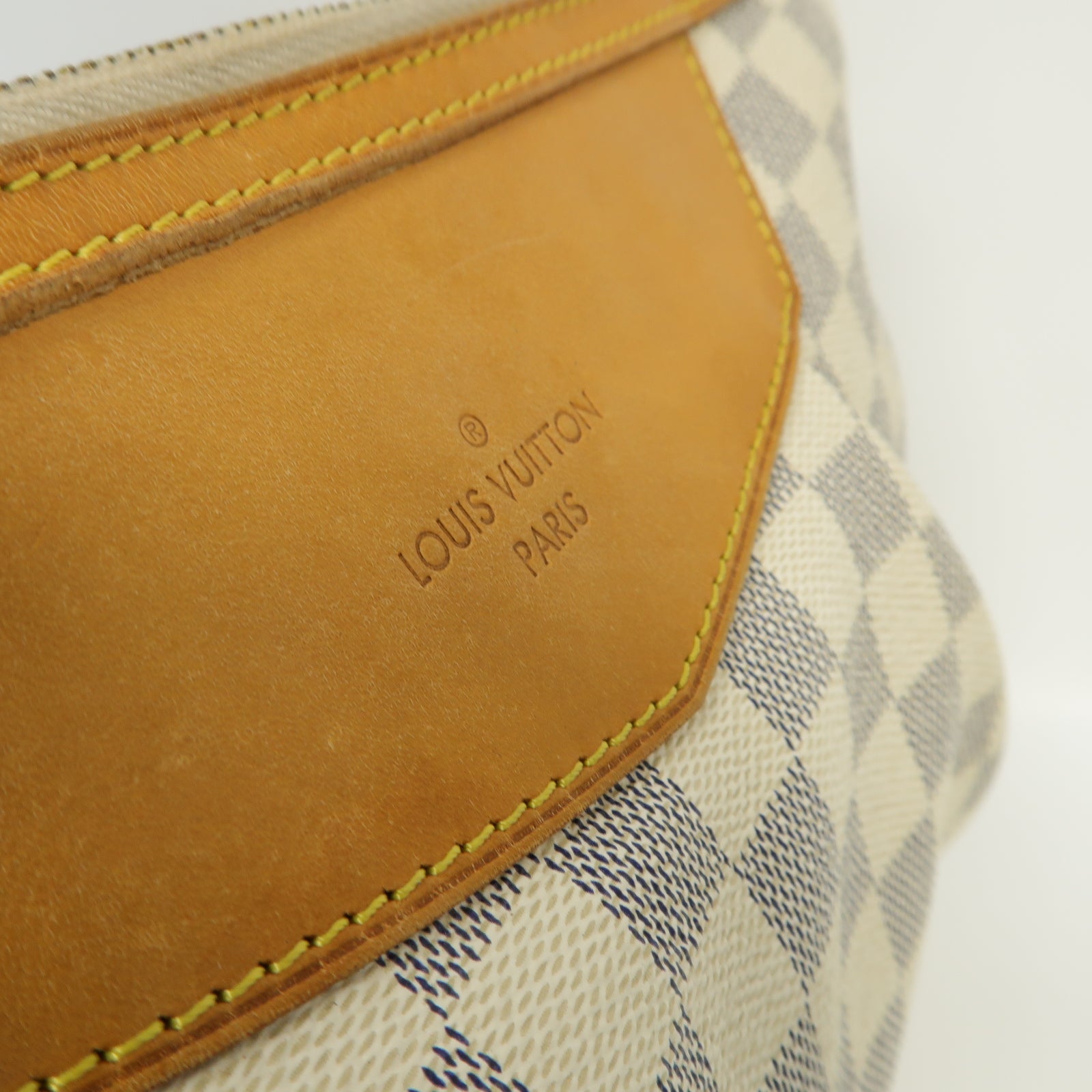 LOUIS VUITTON Damier Azur Siracusa MM金扣肩背袋白色
