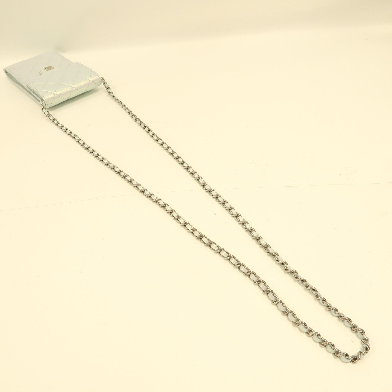 CHANEL 【激減優惠】菱格羊皮皮革Phone Case銀扣肩背袋珍珠灰色