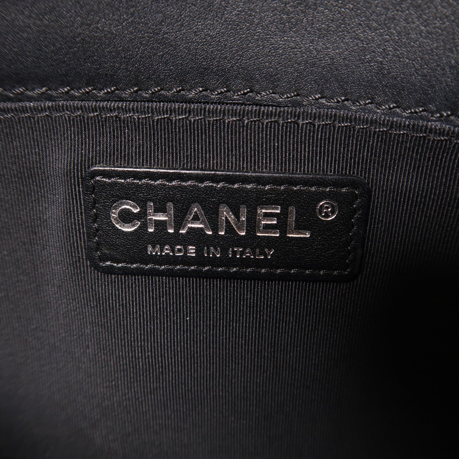 CHANEL 漆皮皮革Boy 25銀扣鏈帶肩背袋