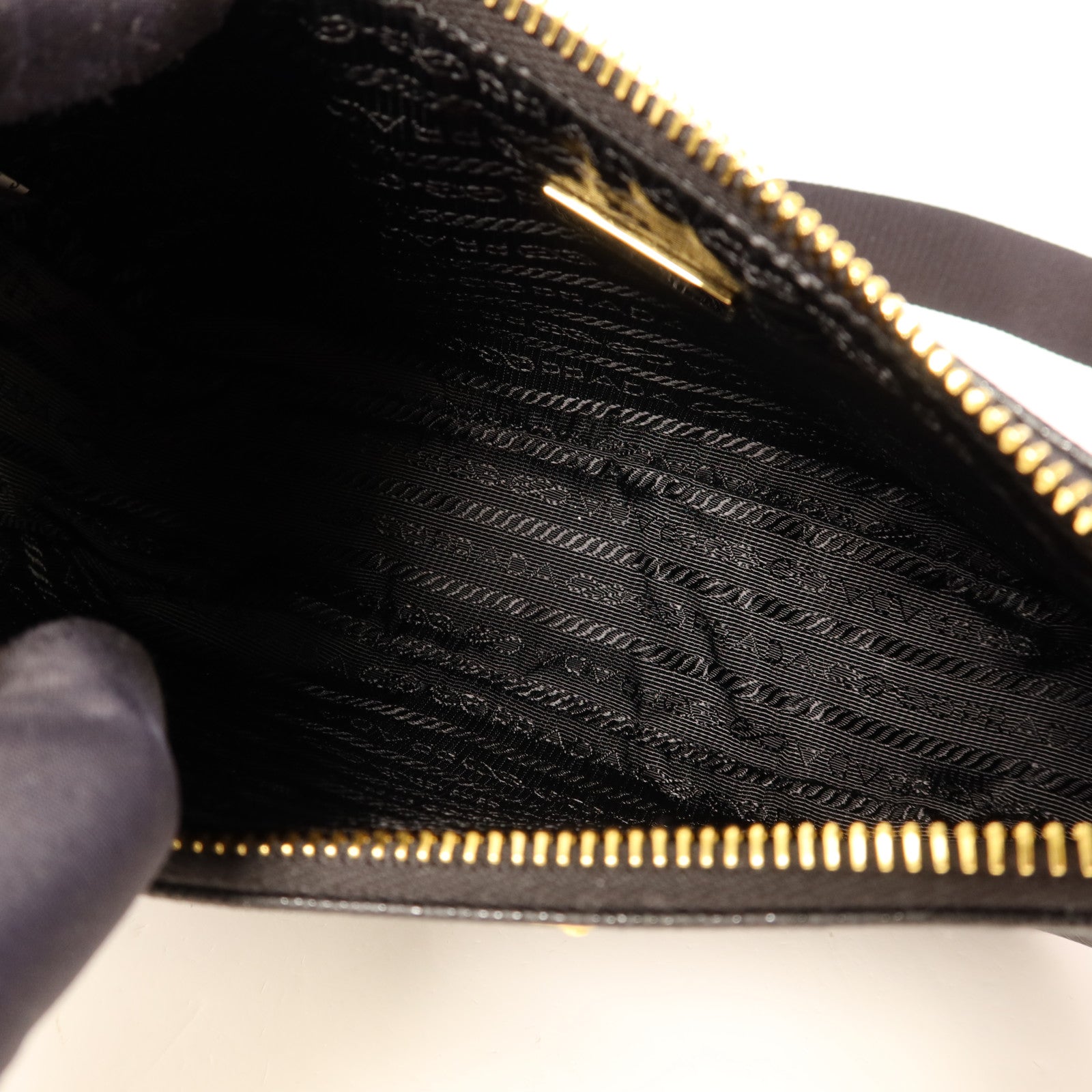 PRADA Saffiano皮革Re-Edition 2005金扣肩背袋