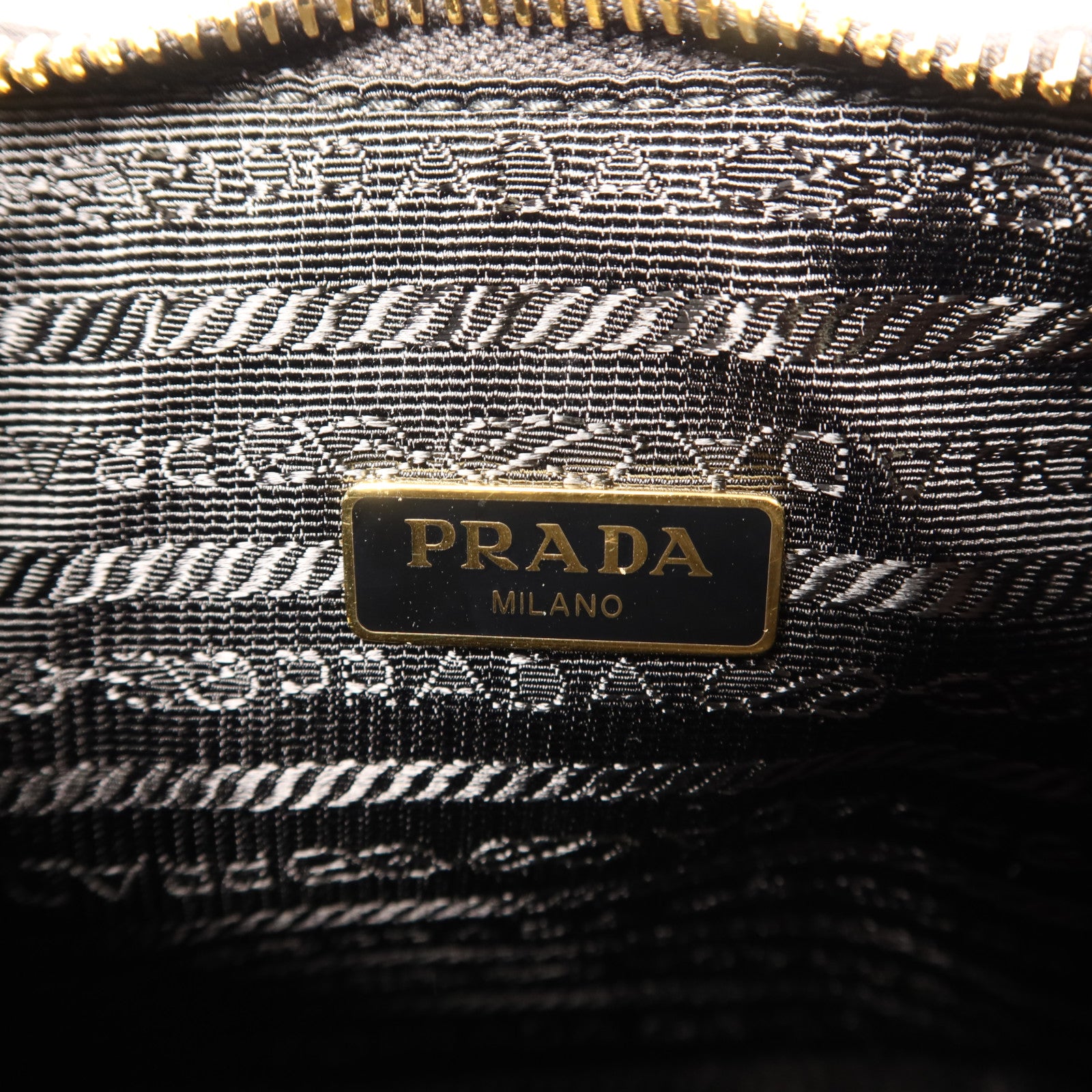 PRADA Saffiano皮革Re-Edition 2005金扣肩背袋