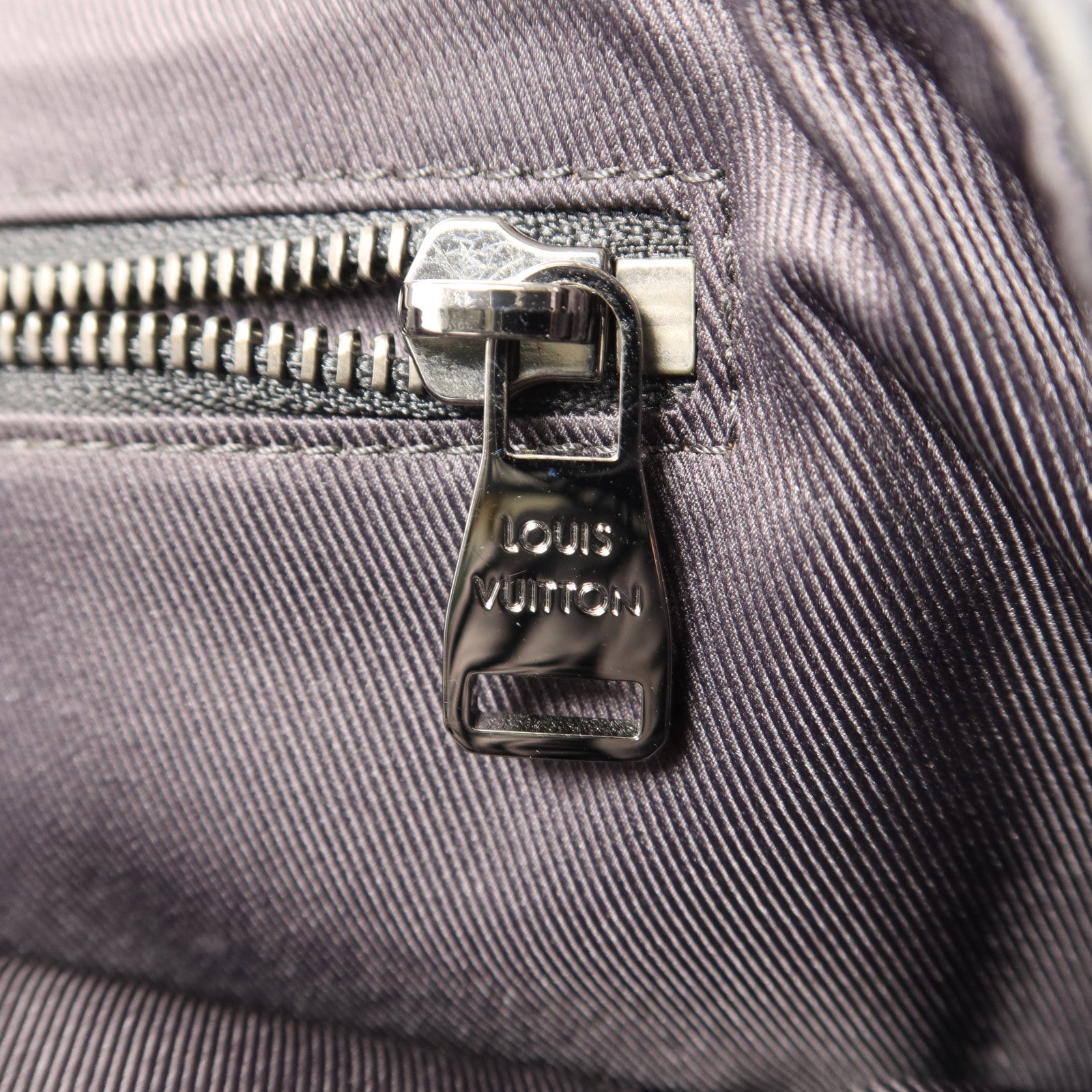 LOUIS VUITTON Monogram Eclipse Messenger PM Voyager銀扣肩背袋