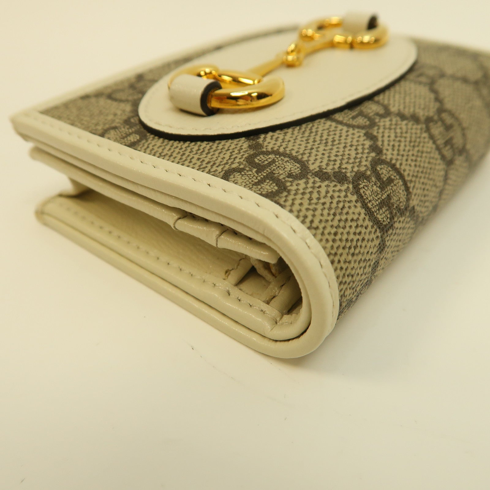 GUCCI 塗層帆布/牛皮皮革Gucci Horsebit金扣卡片套米色