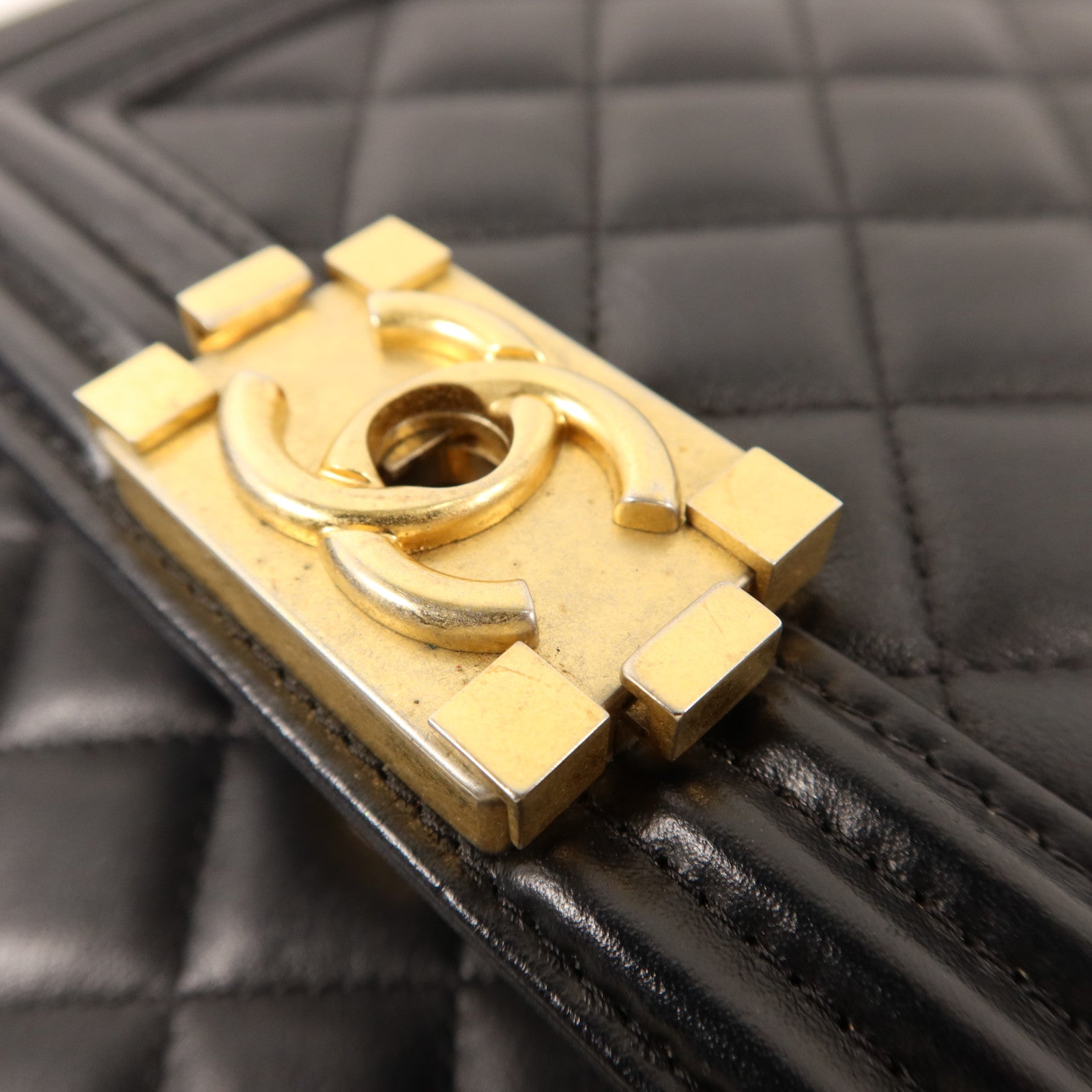CHANEL 牛皮皮革Le Boy金扣鏈帶肩背袋